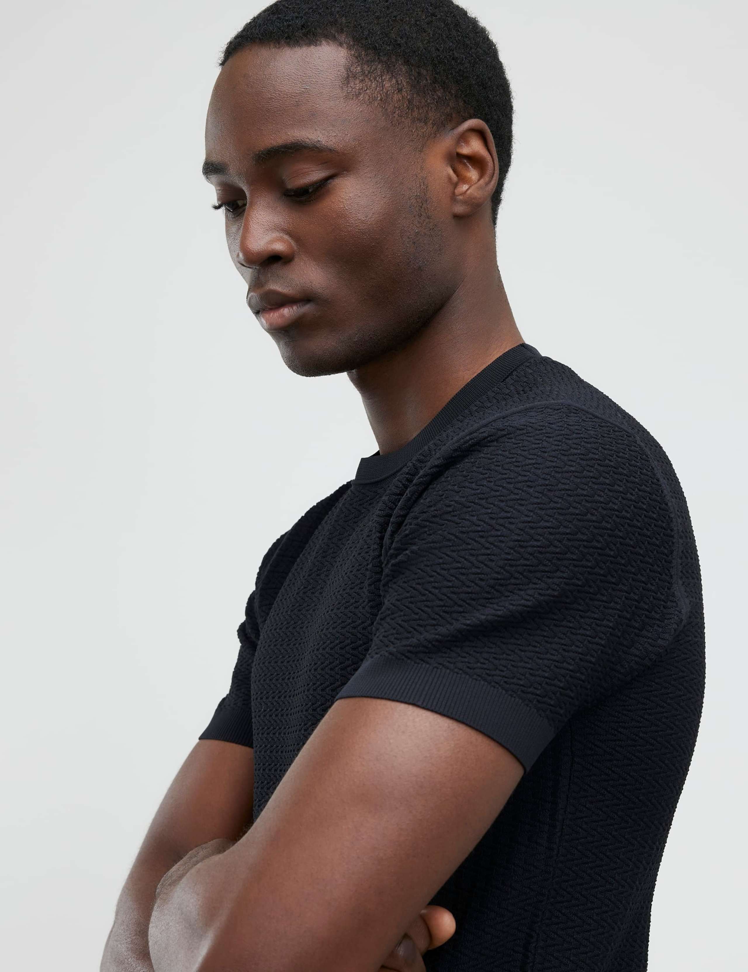 Zig-Zag Textured T-Shirt 3 of 6