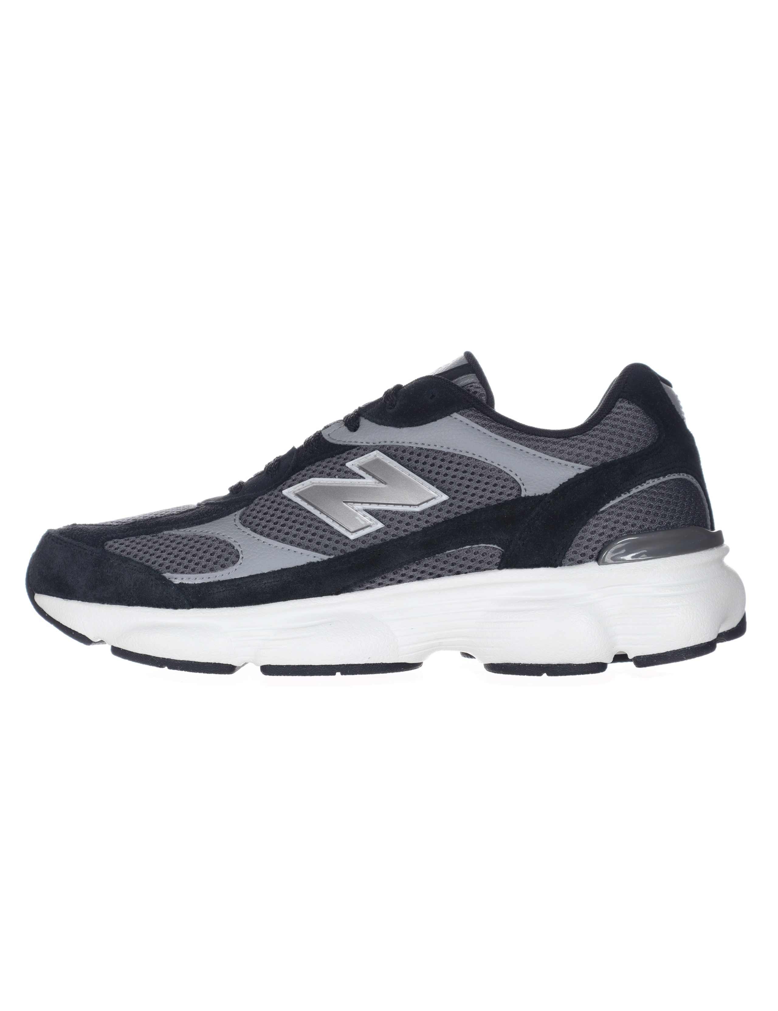 603 Trainers 4 of 5