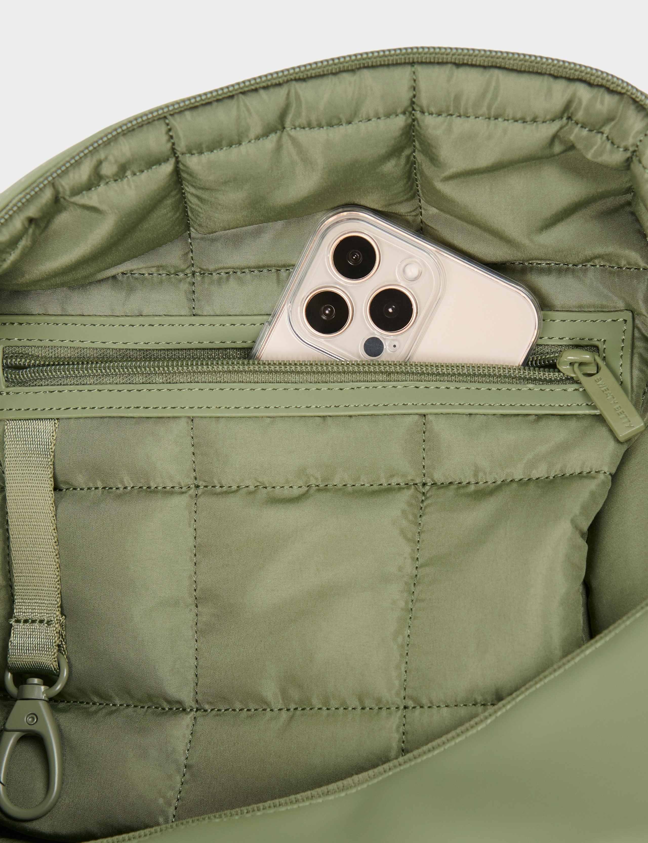 City Goer Water Resistant Weekend Bag 4 of 5