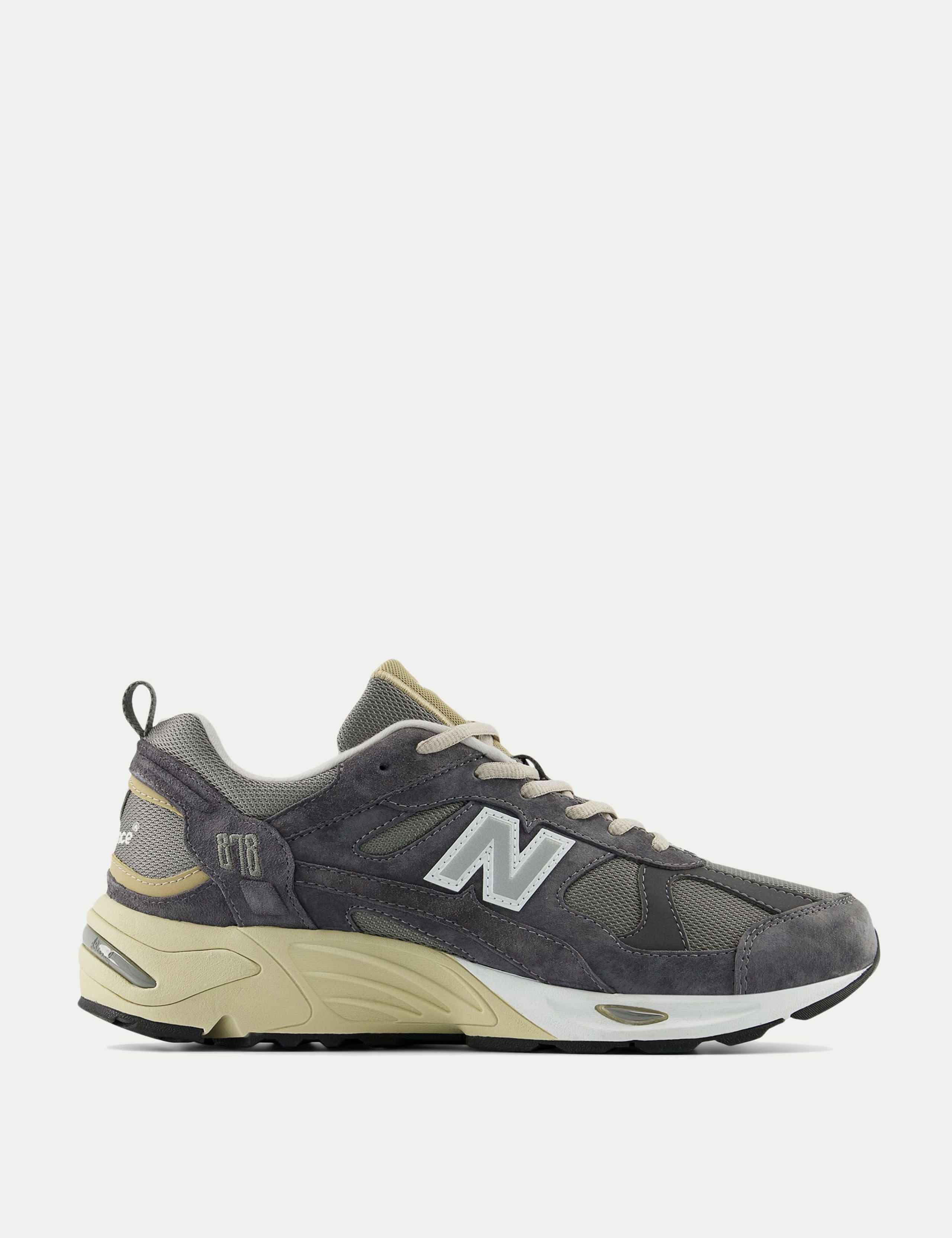 878 Trainers 1 of 5