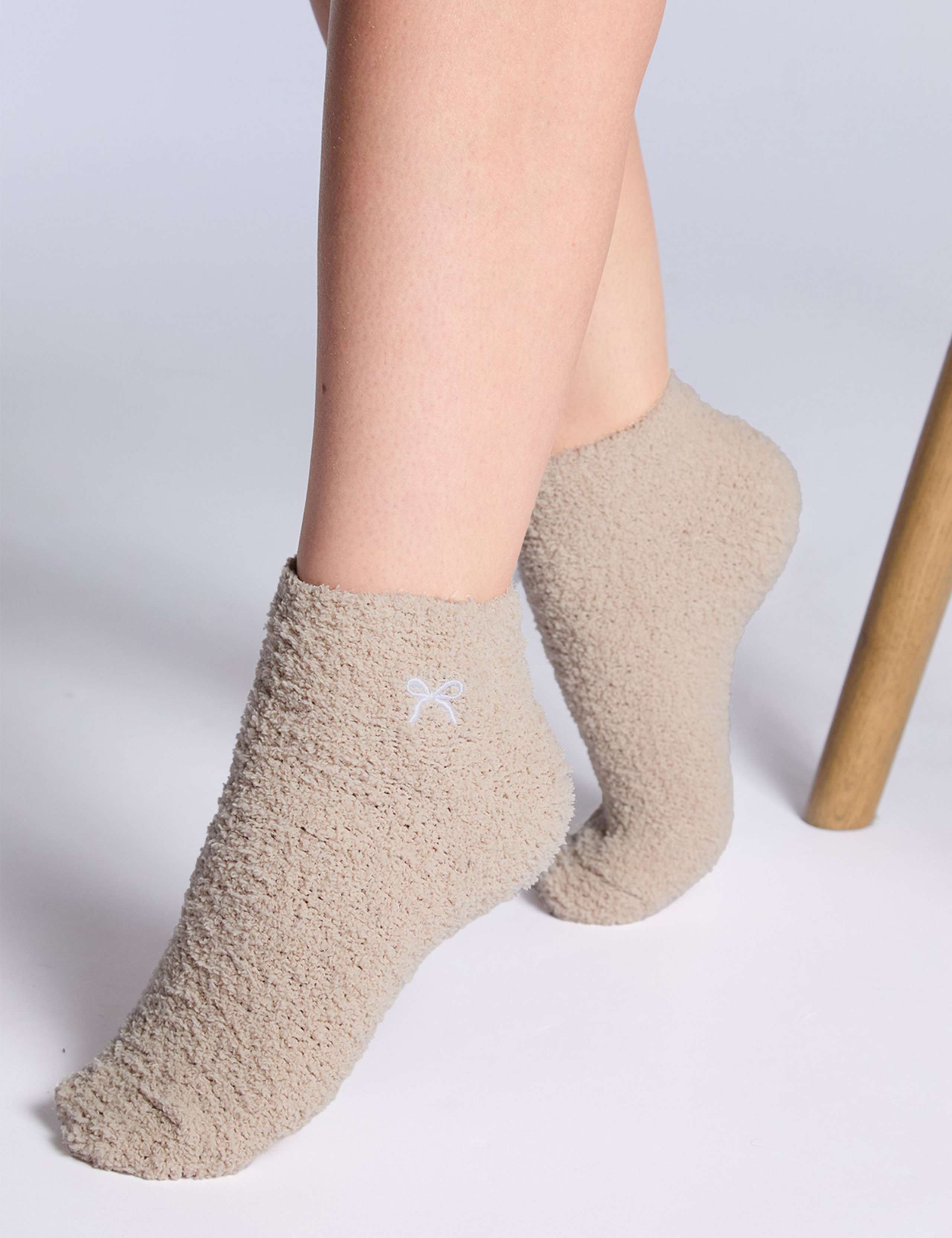 2pk Cosy Bear & Bow Trainer Fluffy Socks 2 of 4