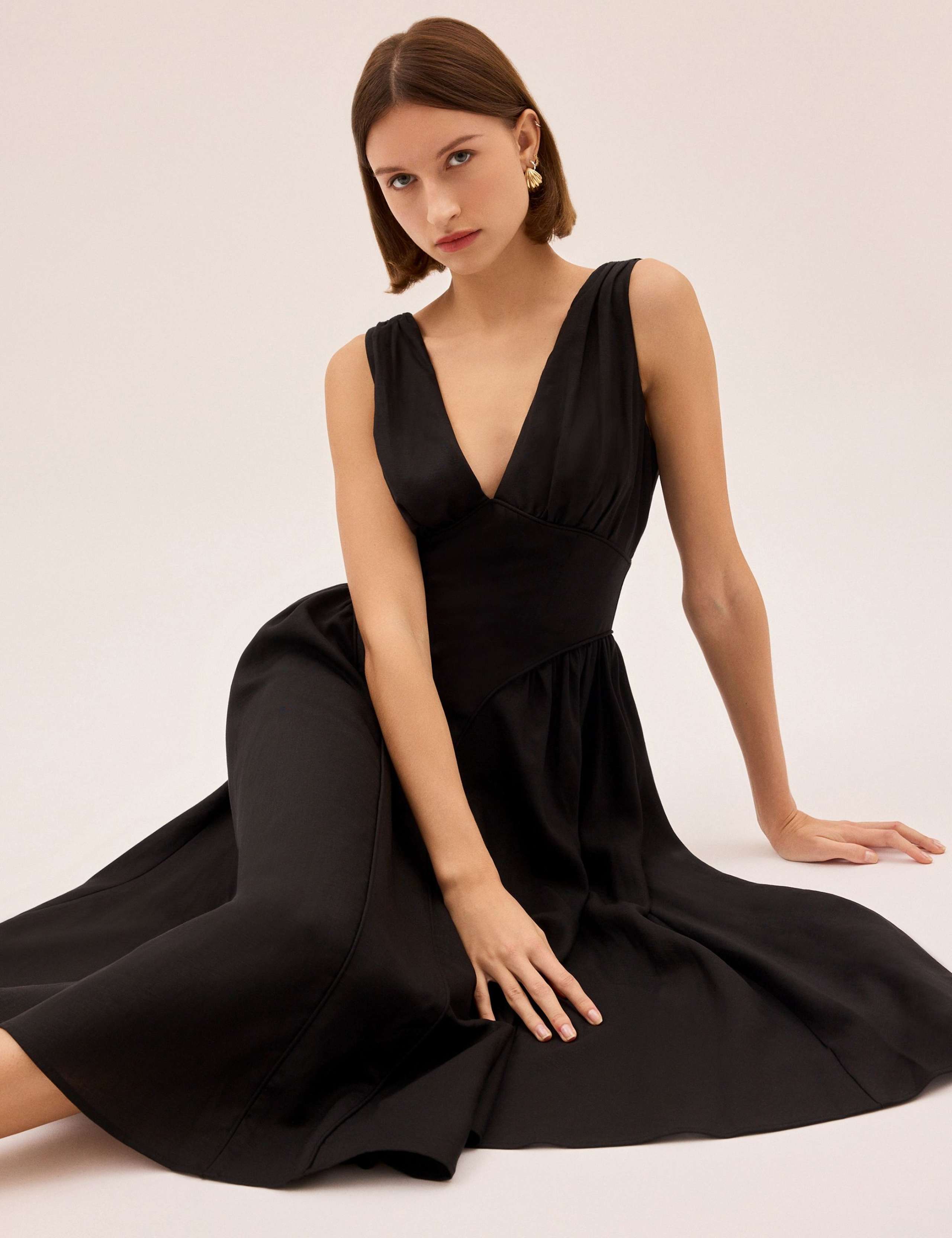 V-Neck Midi Waisted Dress with Linen 3 of 6