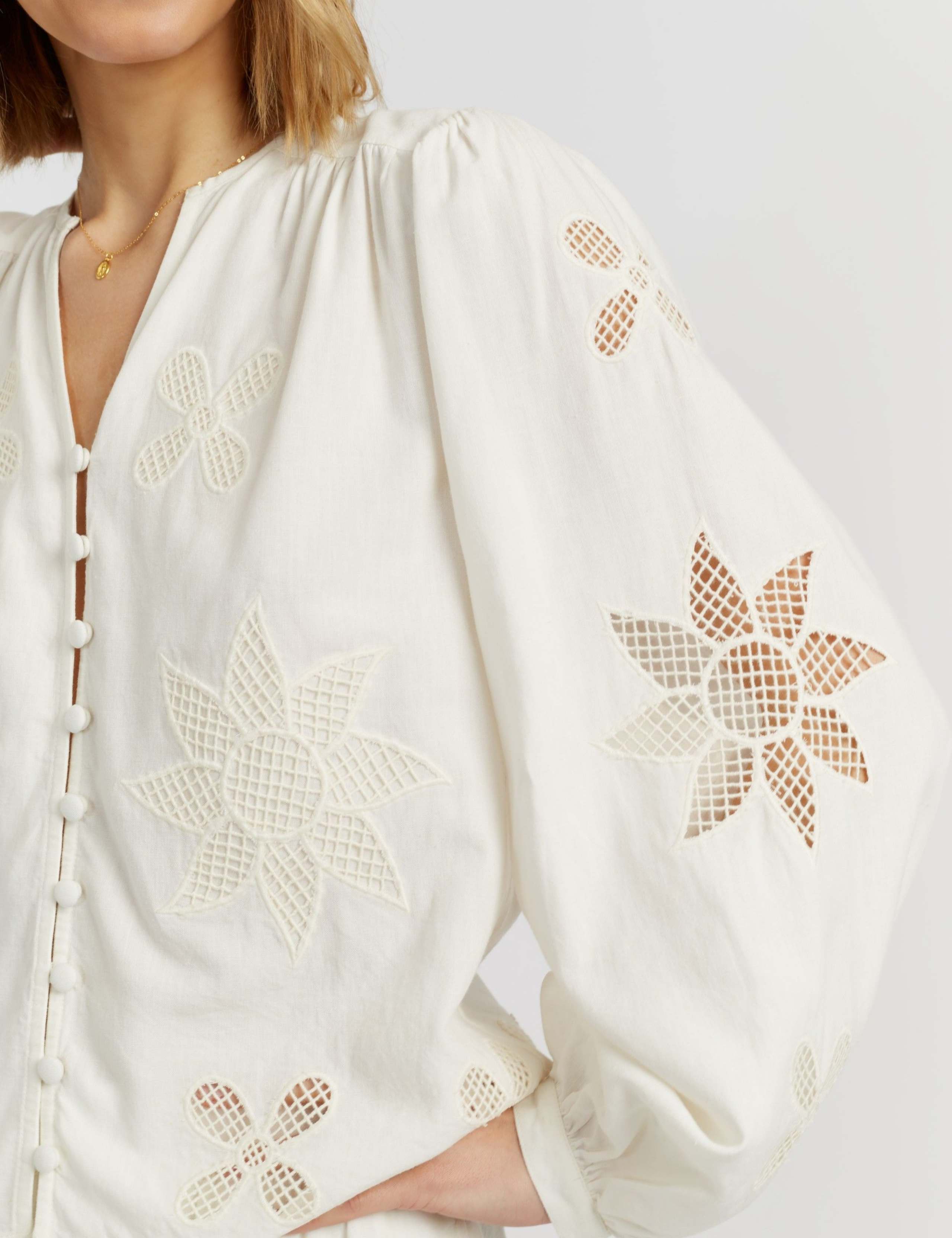 Broderie V-Neck Shirt with Linen 2 of 5