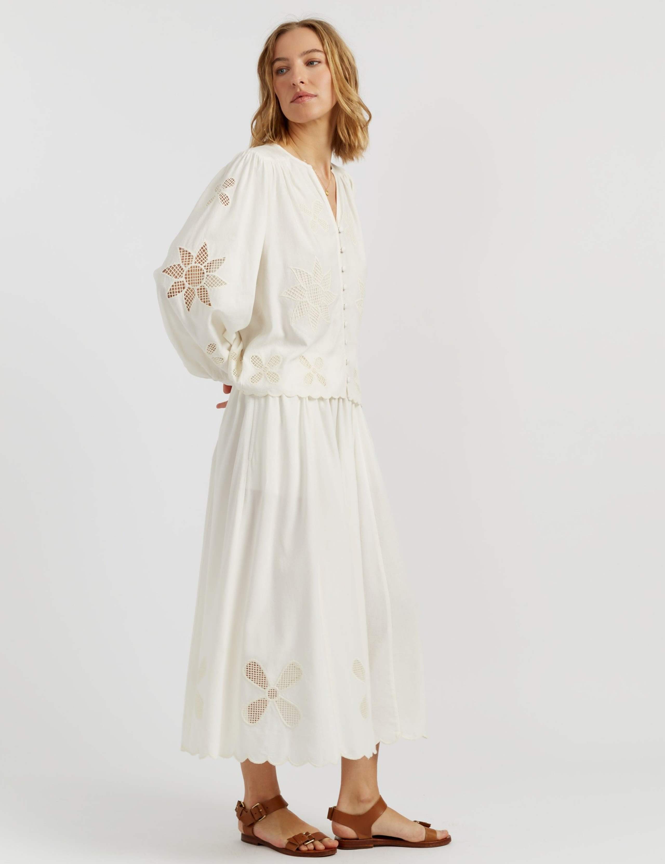 Broderie V-Neck Shirt with Linen 3 of 5