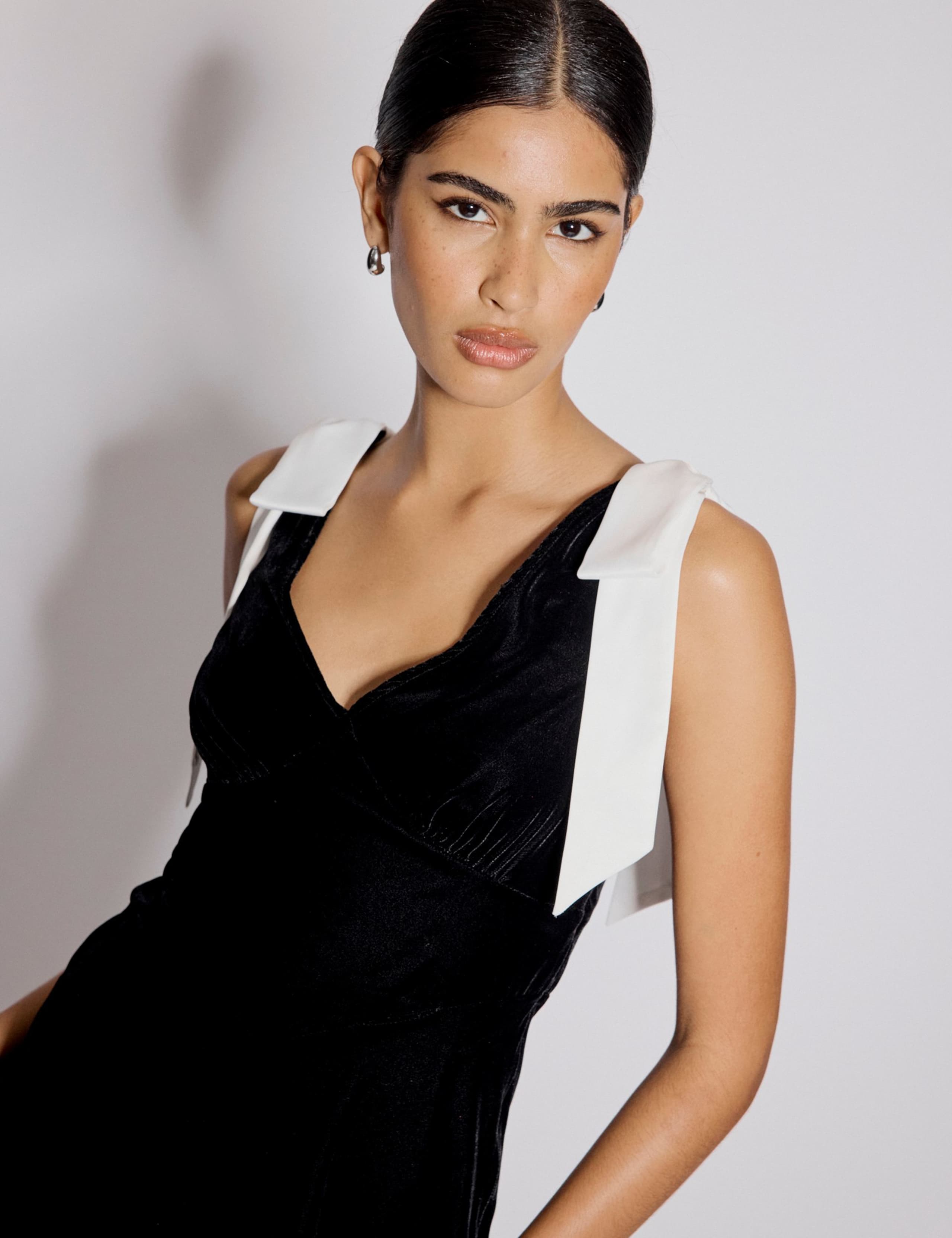 V-Neck Tie Detail Strappy Midi Waisted Dress 3 of 5