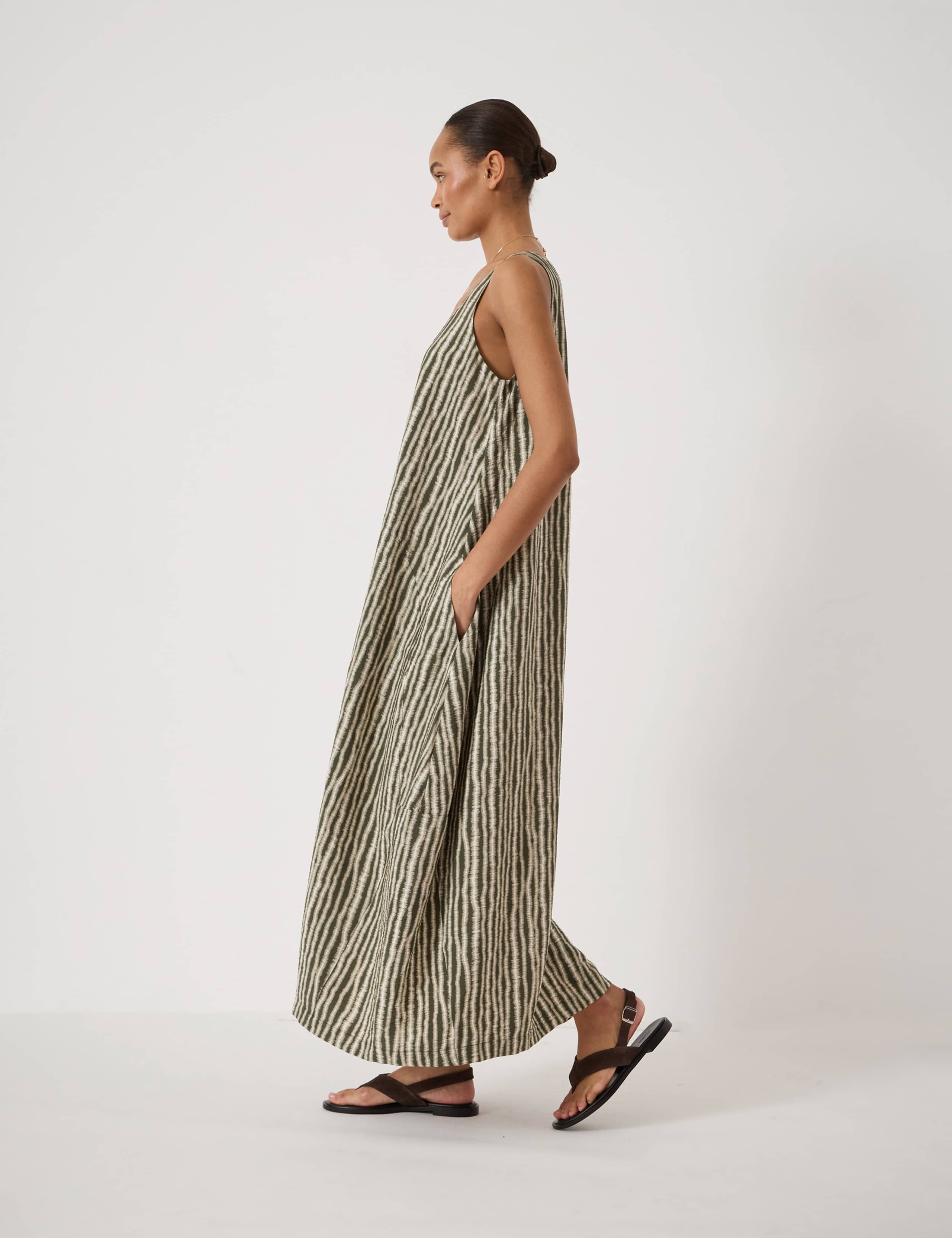 Printed Scoop Neck Midi Shift Dress 3 of 5