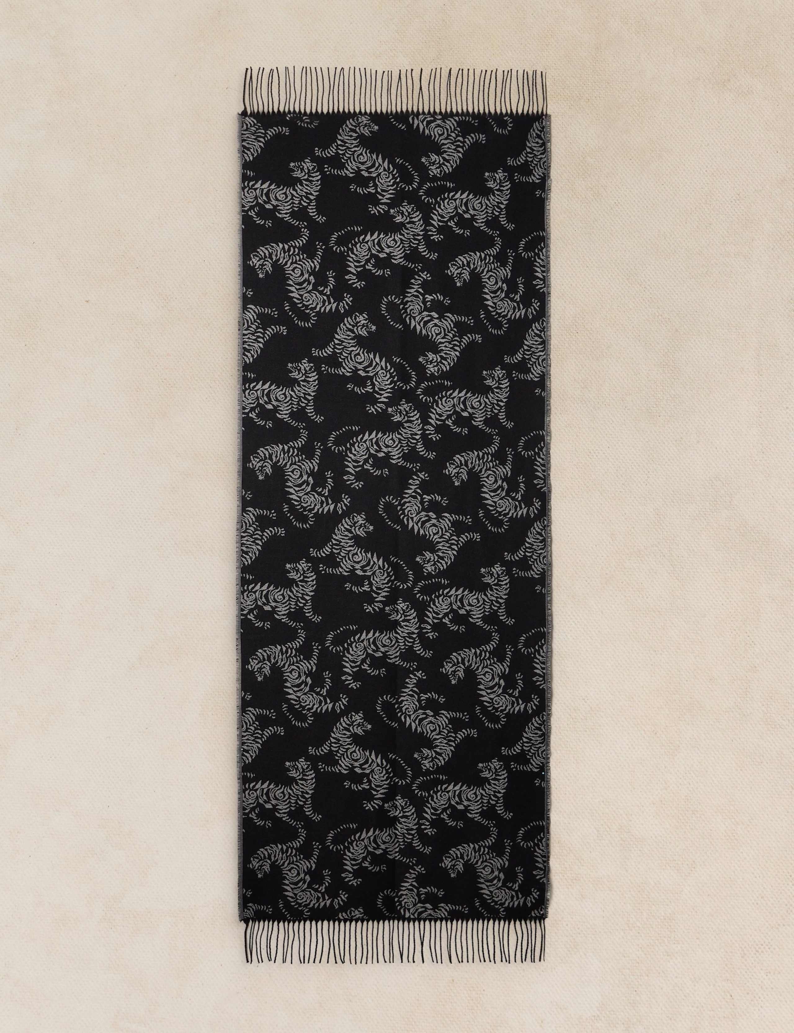 Midweight Animal Pattern Tassel Scarf 2 of 3
