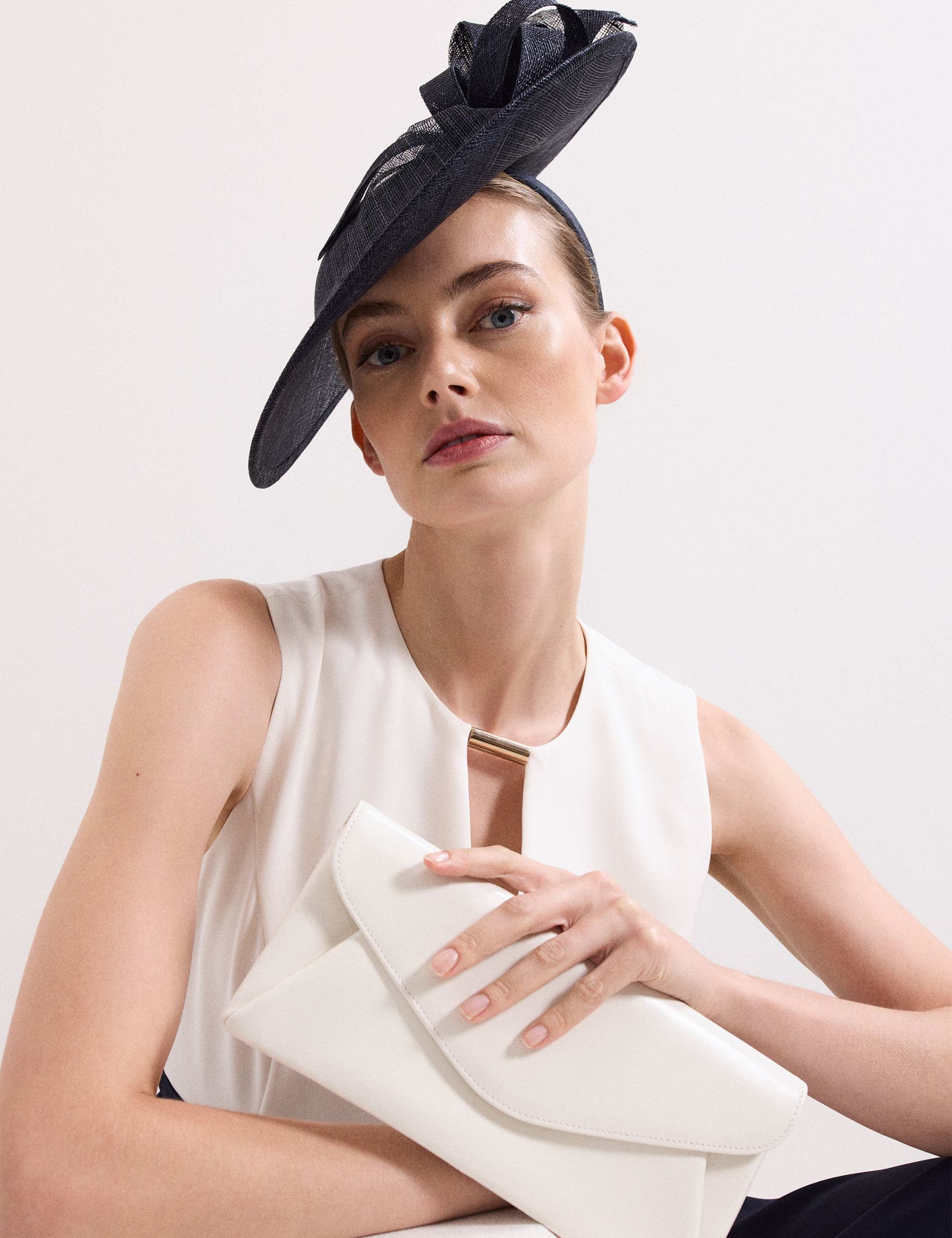 Disc and Bow Fascinator 1 of 7