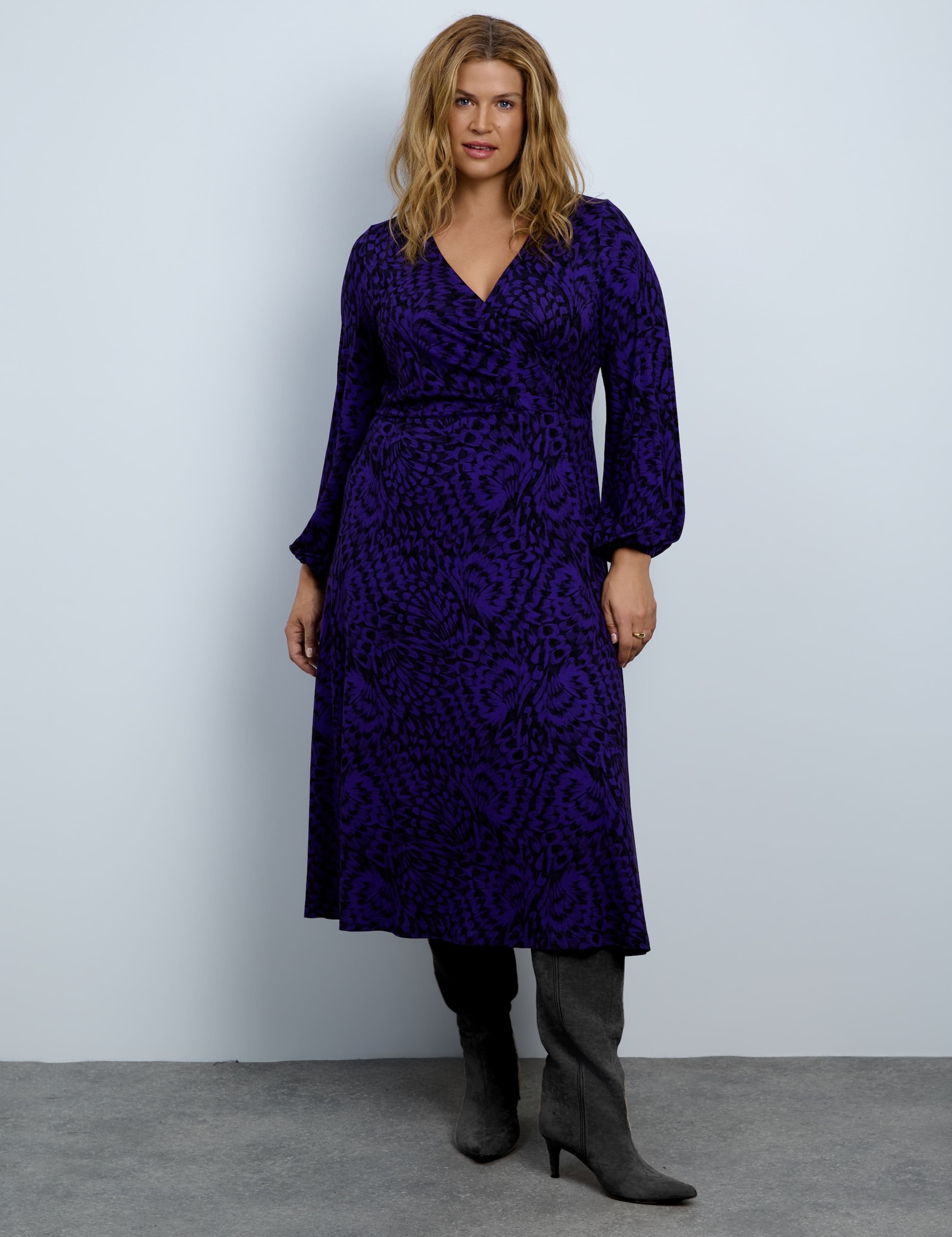 Curve Jersey Printed V Neck Midaxi Dress 3 of 4
