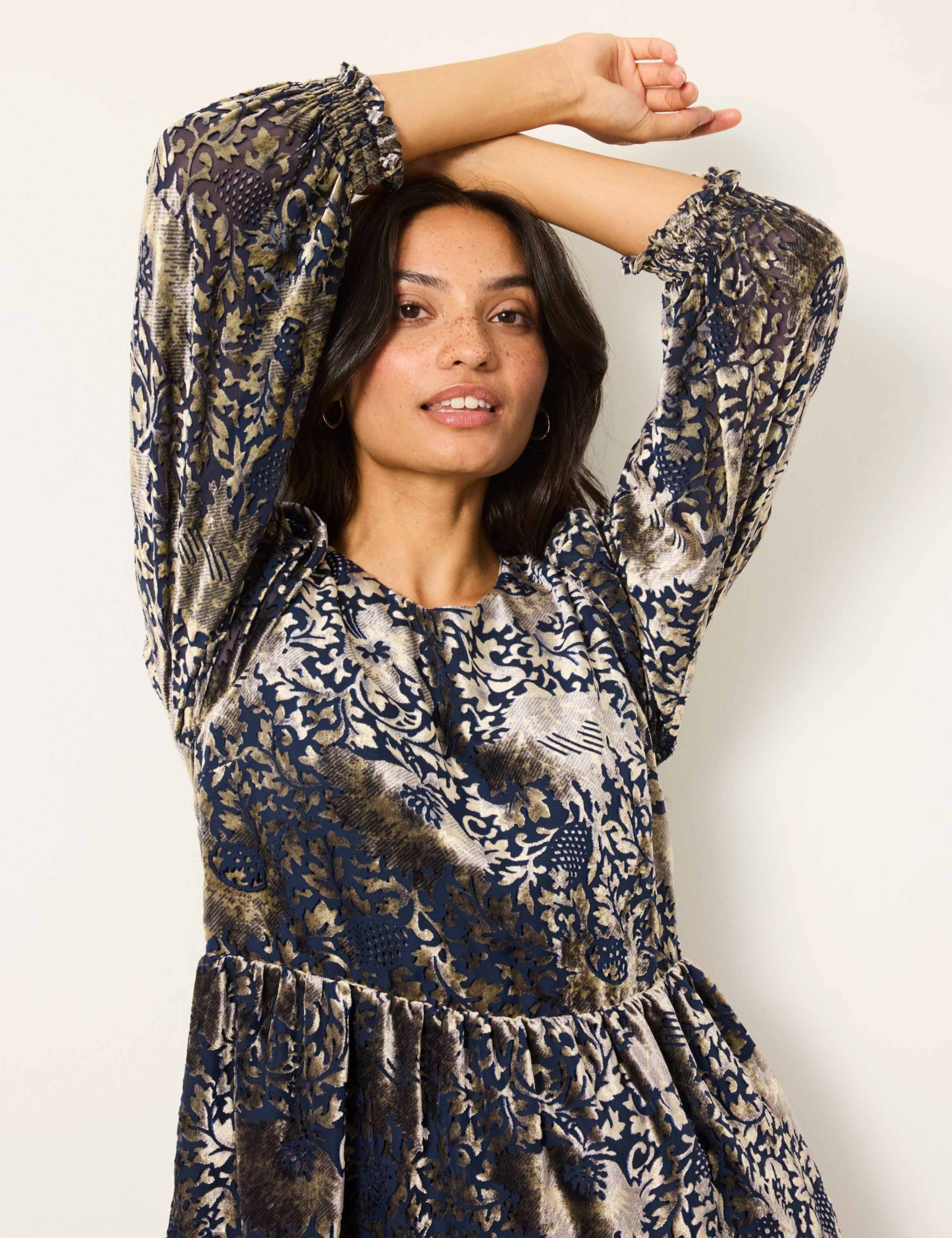 Devoré Waisted Blouson Sleeve Blouse 4 of 6