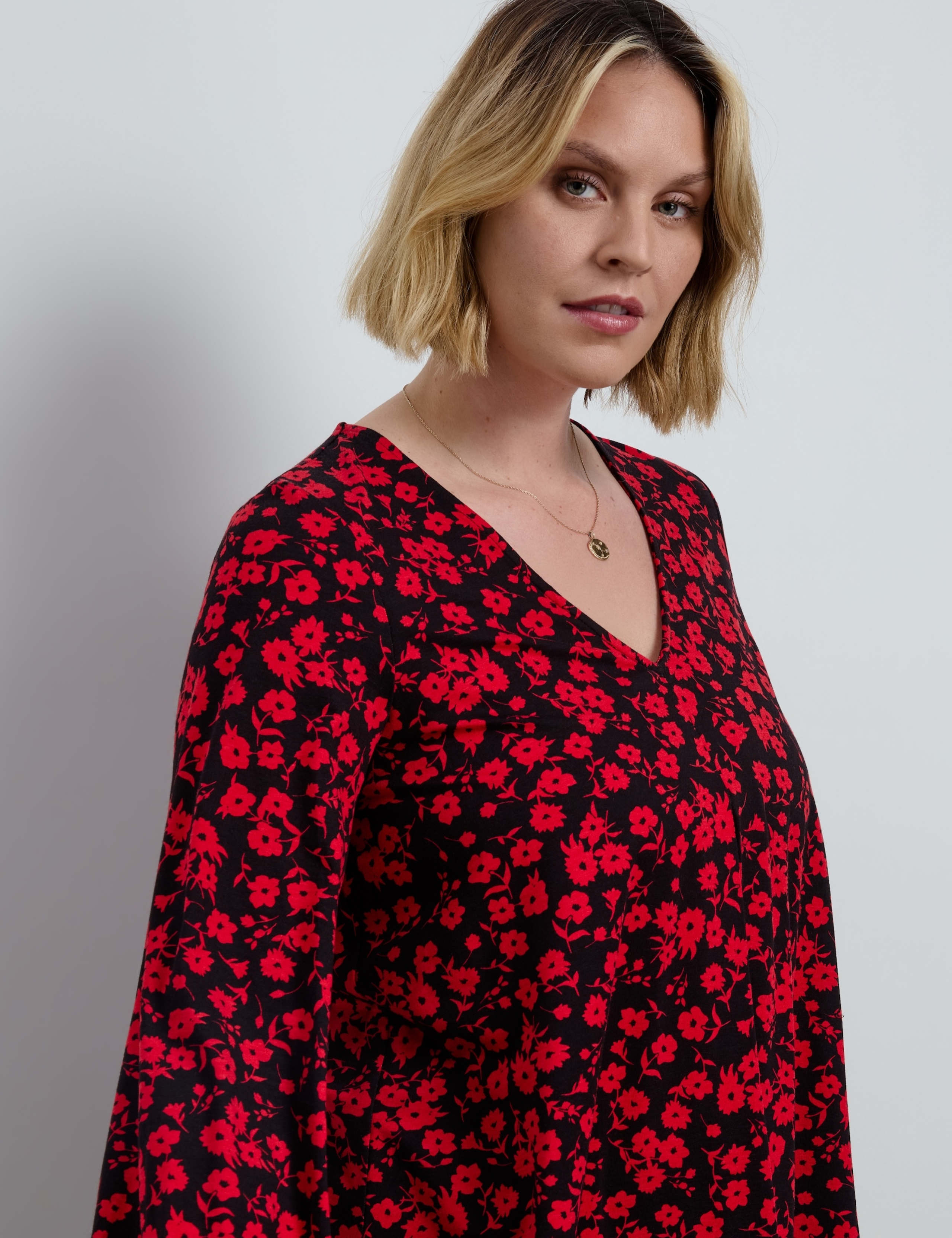 Curve Jersey Ditsy Printed V Neck Blouse 5 of 5