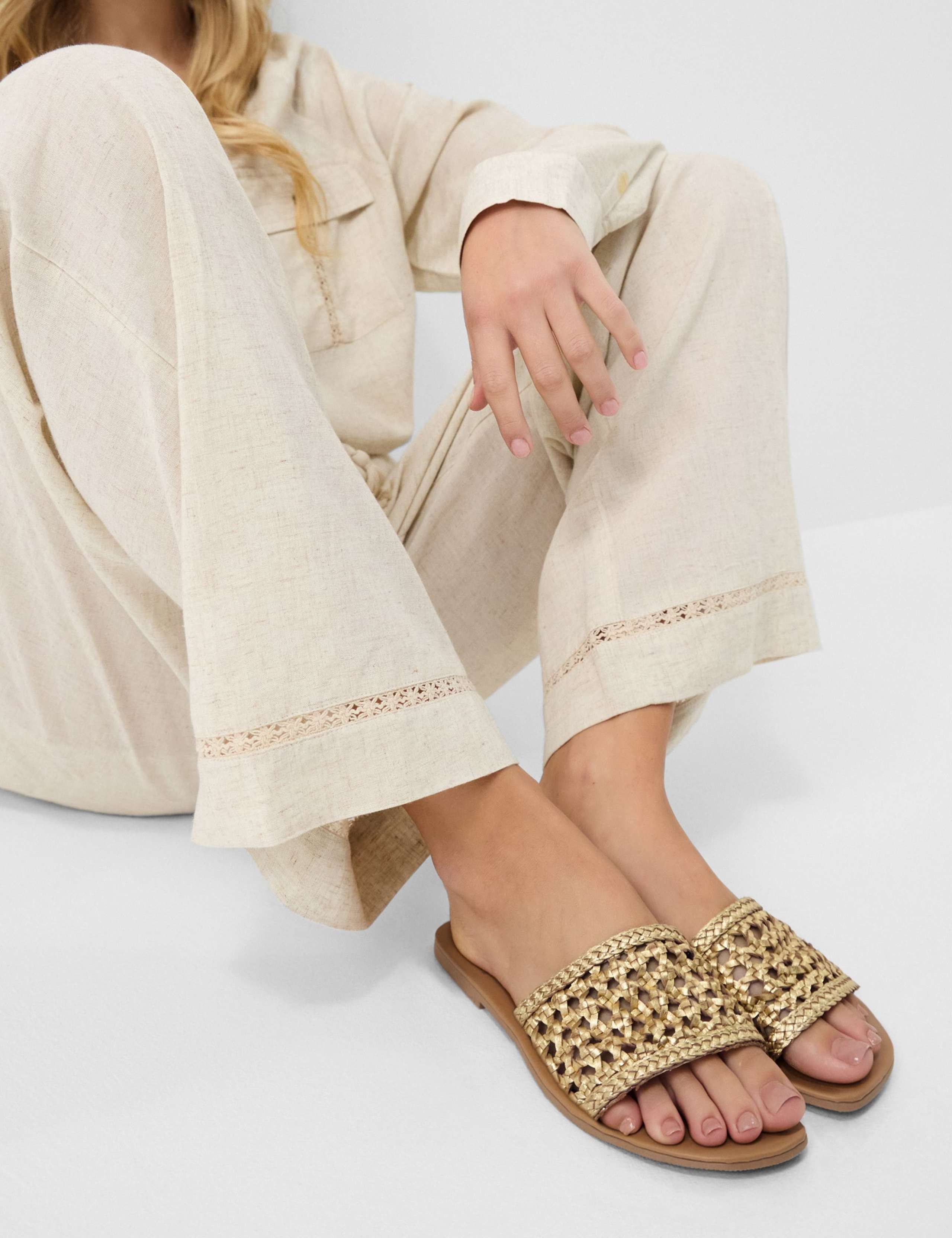 Woven Flat Sliders 1 of 4