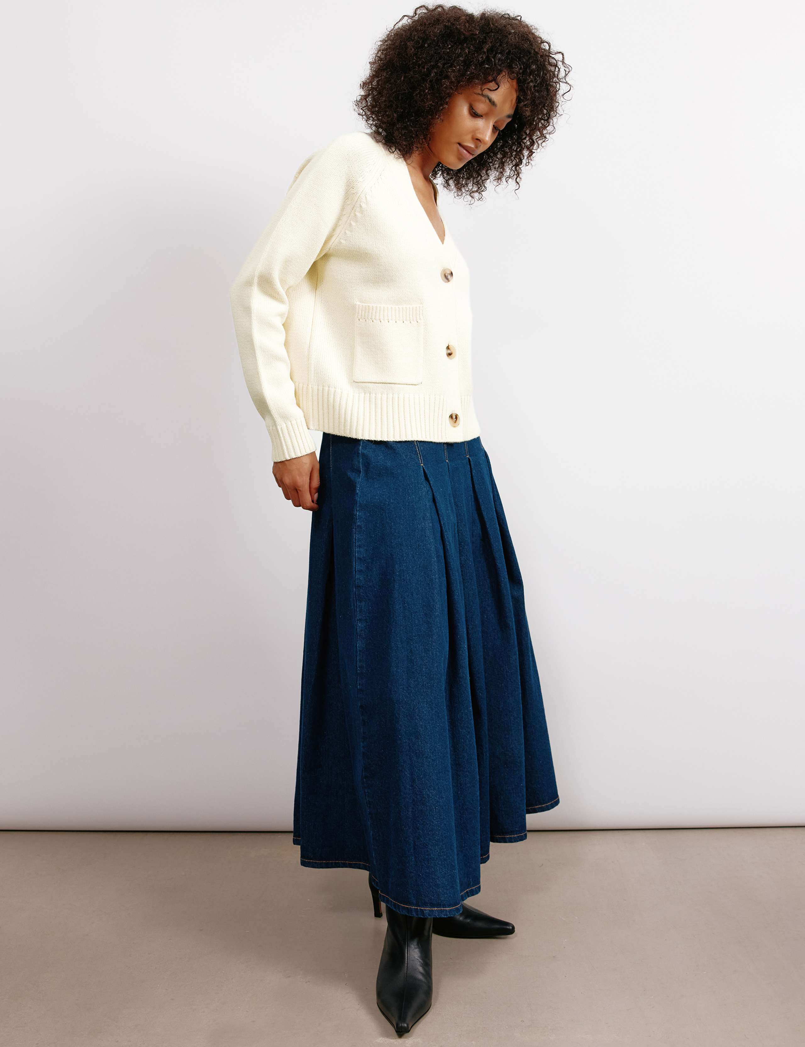 V-Neck Relaxed Cardigan with Wool 4 of 7