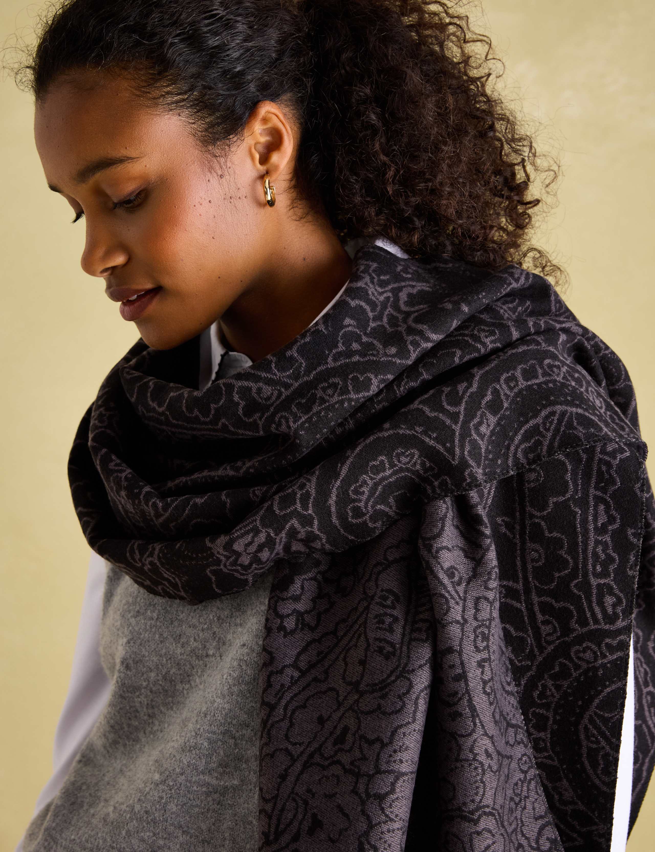 Jacquard Floral Tassel Scarf 3 of 6