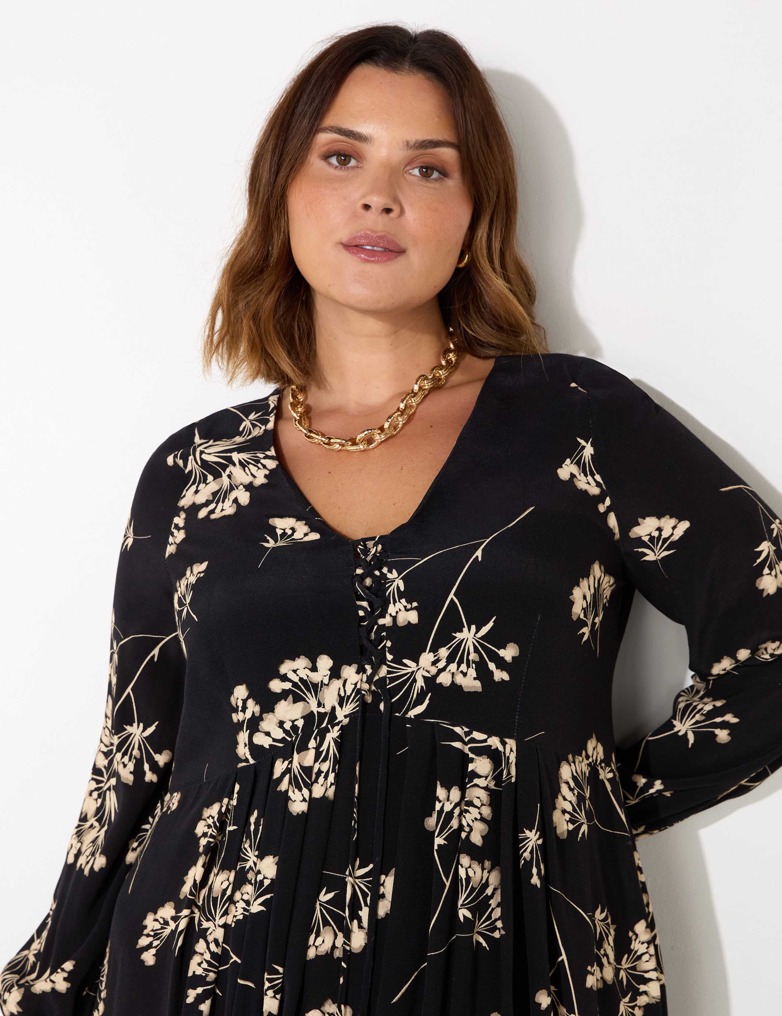Floral V-Neck Midaxi Swing Dress 4 of 6