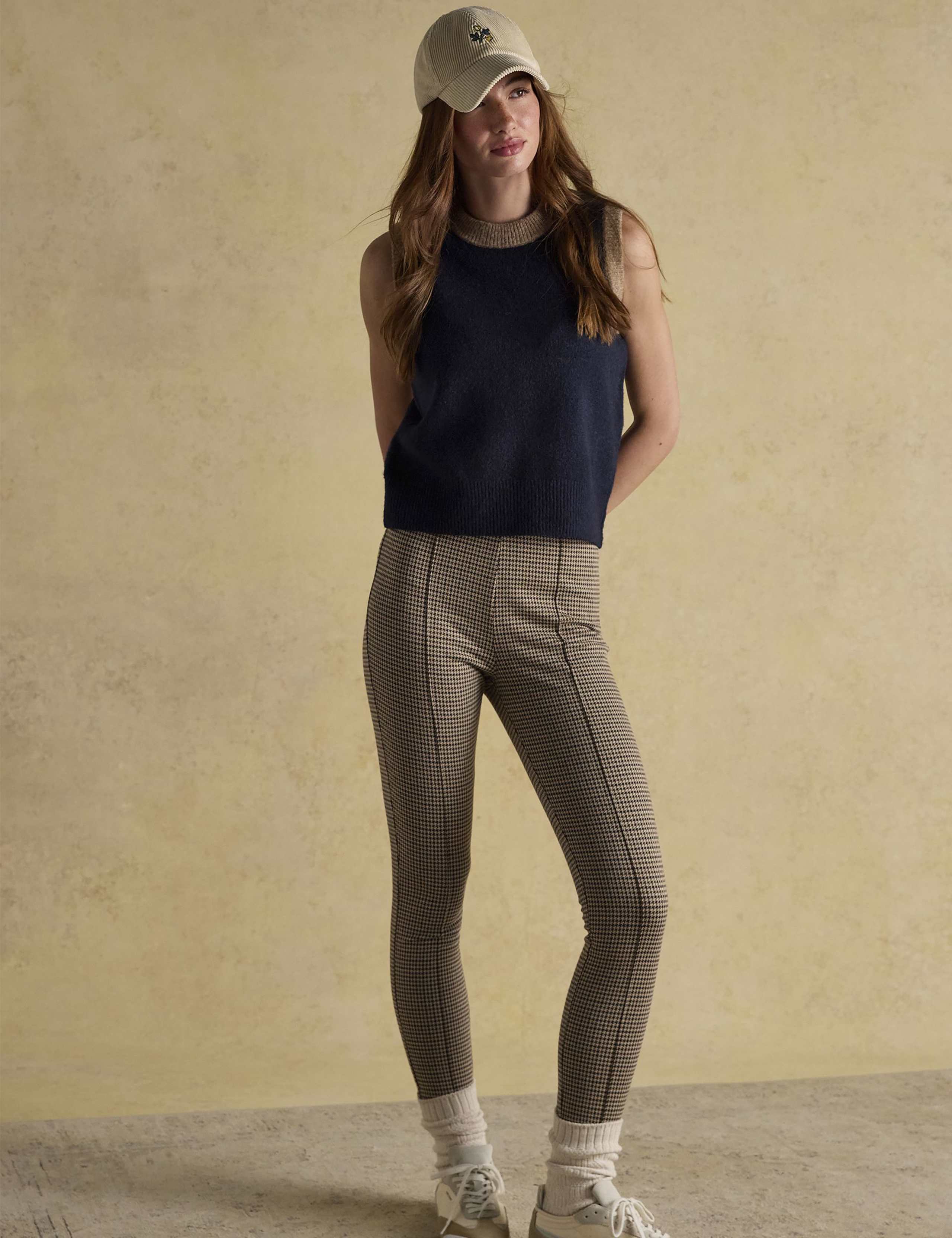 Textured Crew Neck Knitted Vest 4 of 8