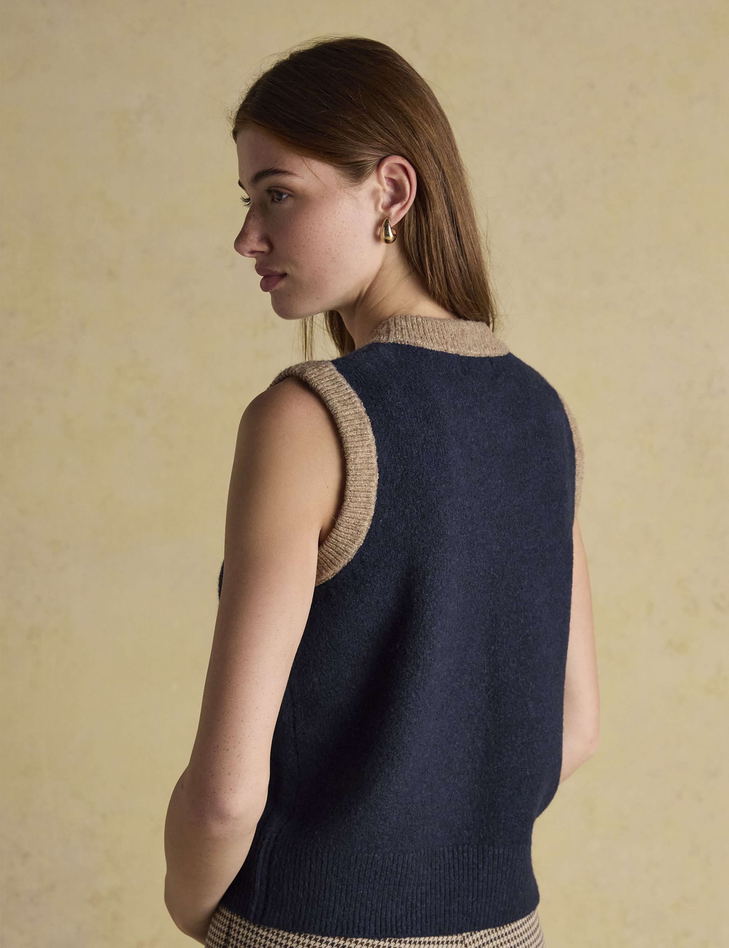 Textured Crew Neck Knitted Vest 5 of 8