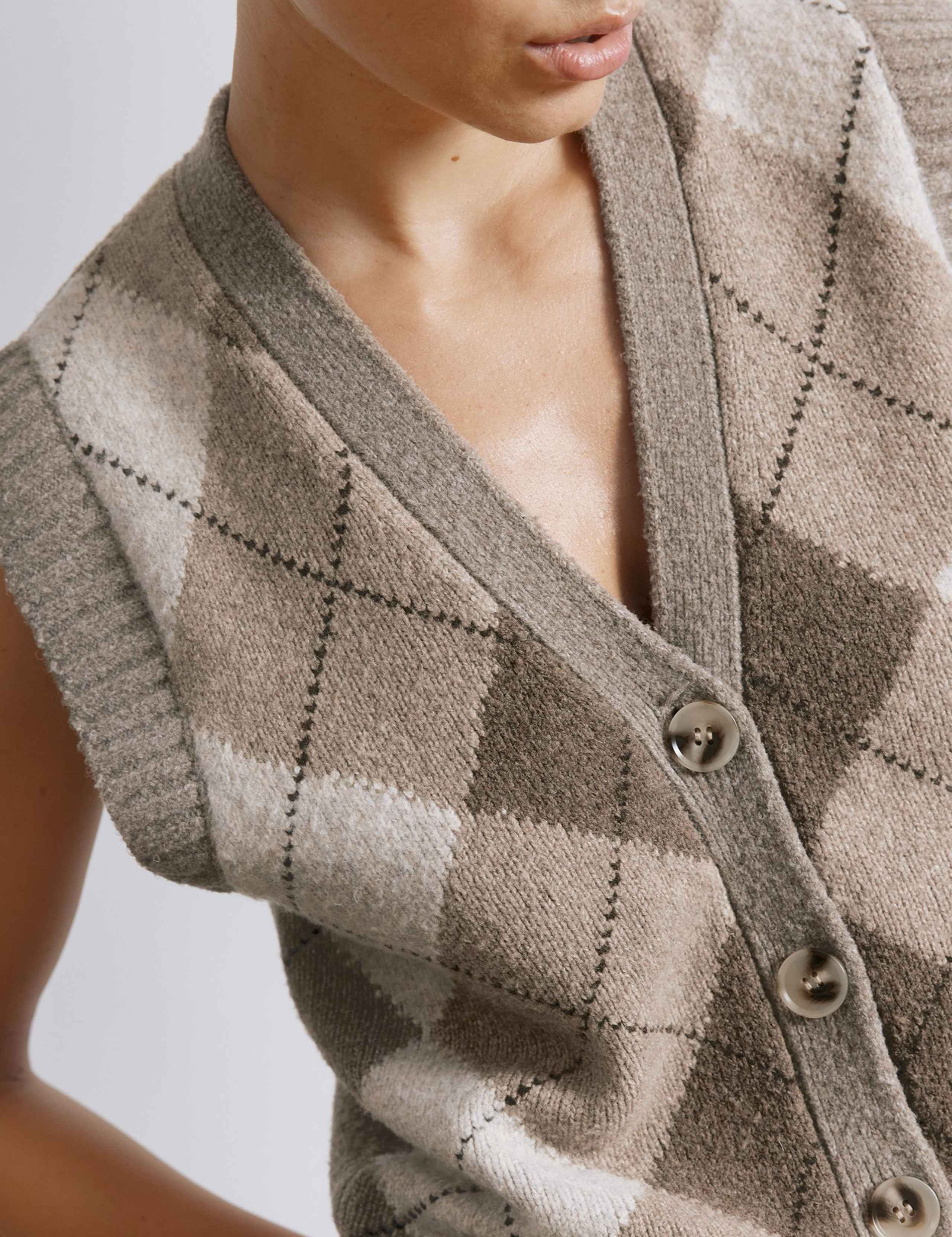 Argyle V-Neck Knitted Top with Wool 4 of 4