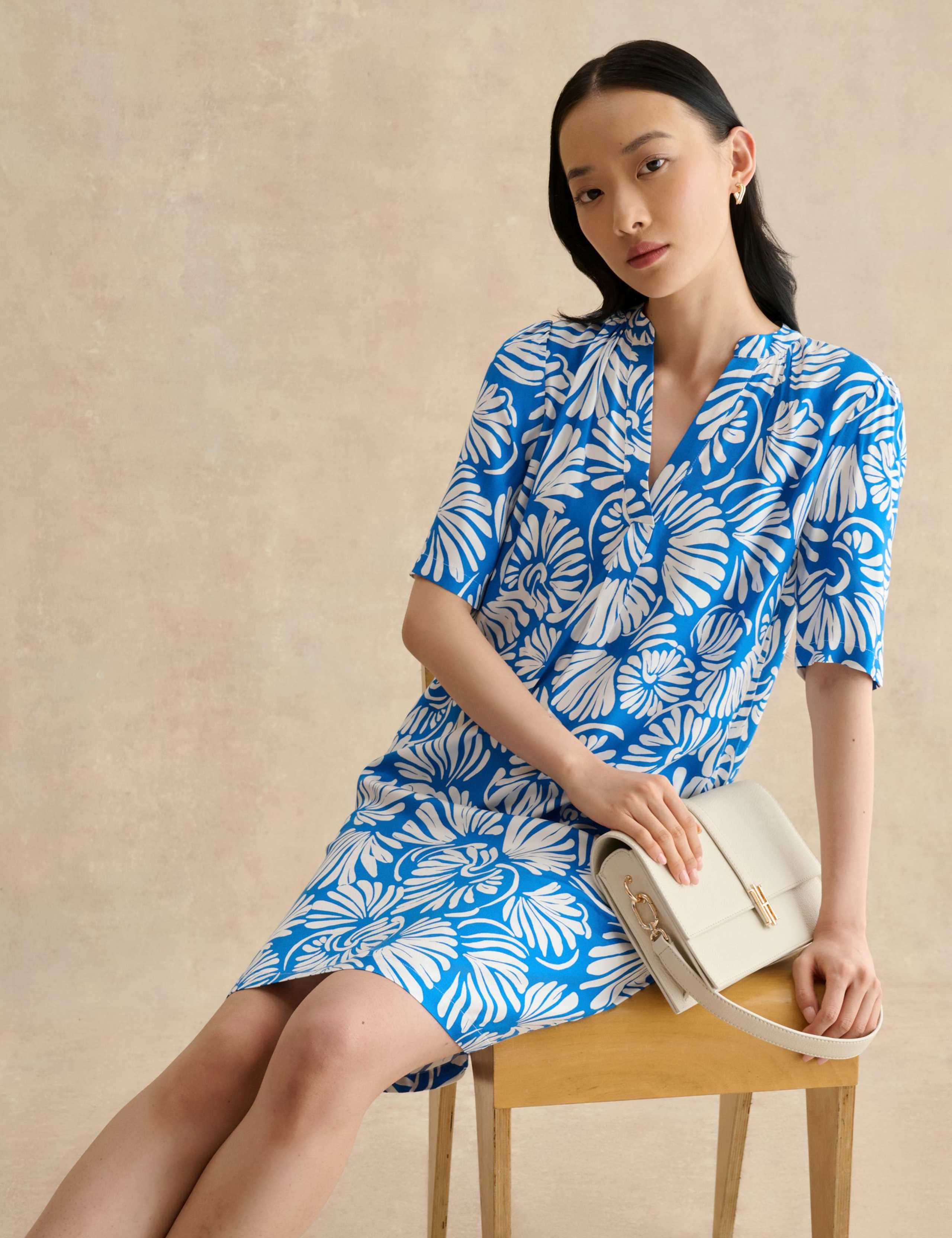 Printed V-Neck Knee Length Shift Dress 4 of 5