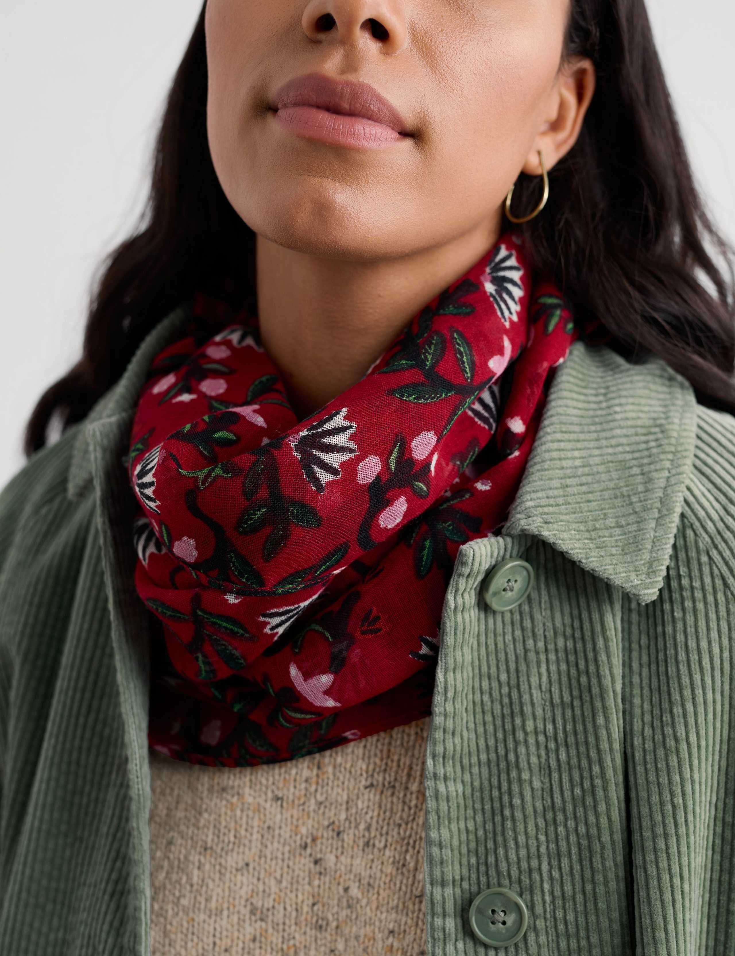 Pure Wool Floral Snood 3 of 4