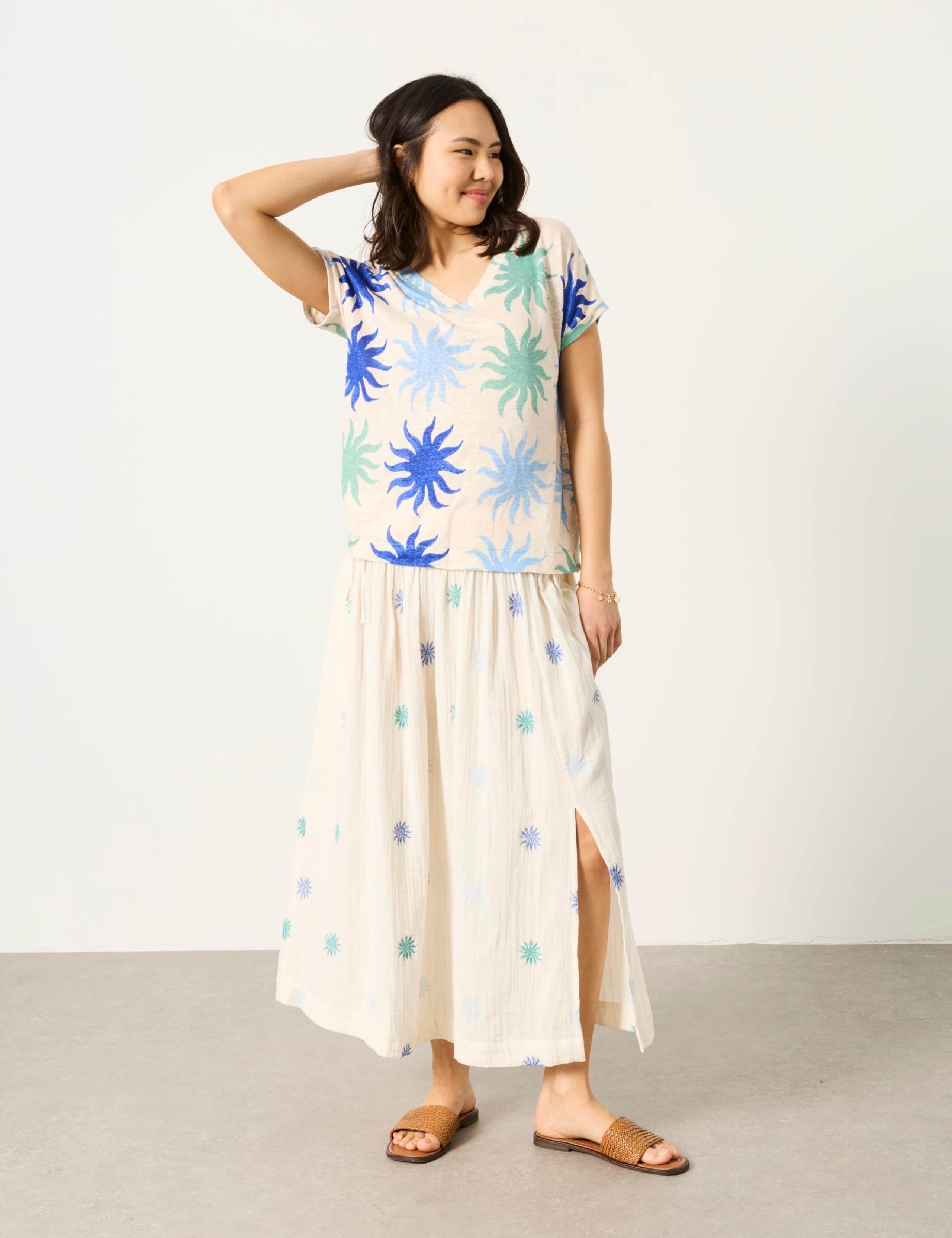 Pure Linen Printed V-Neck T-Shirt 4 of 5