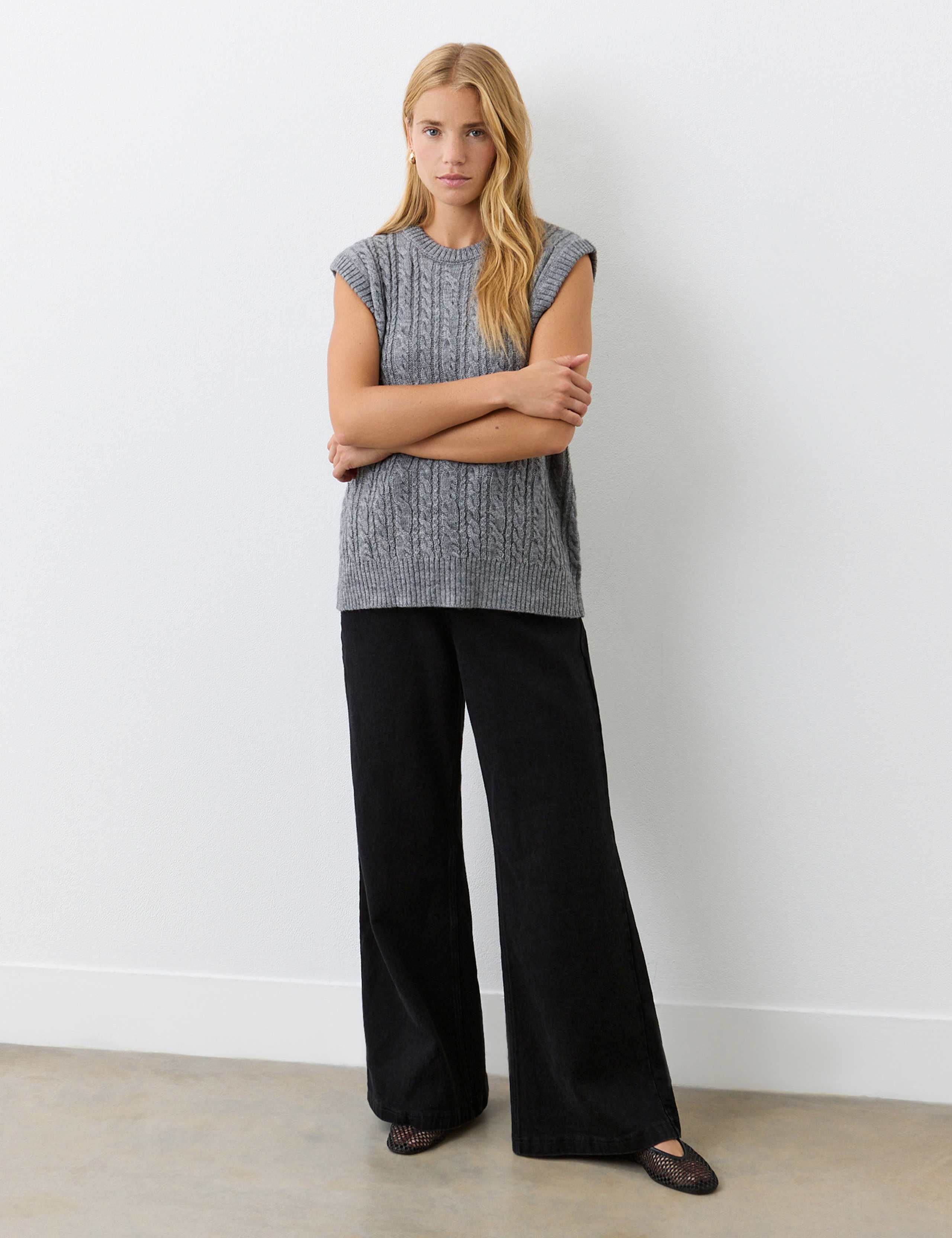 Cable Knit Crew Neck Split Hem Knitted Vest 2 of 4
