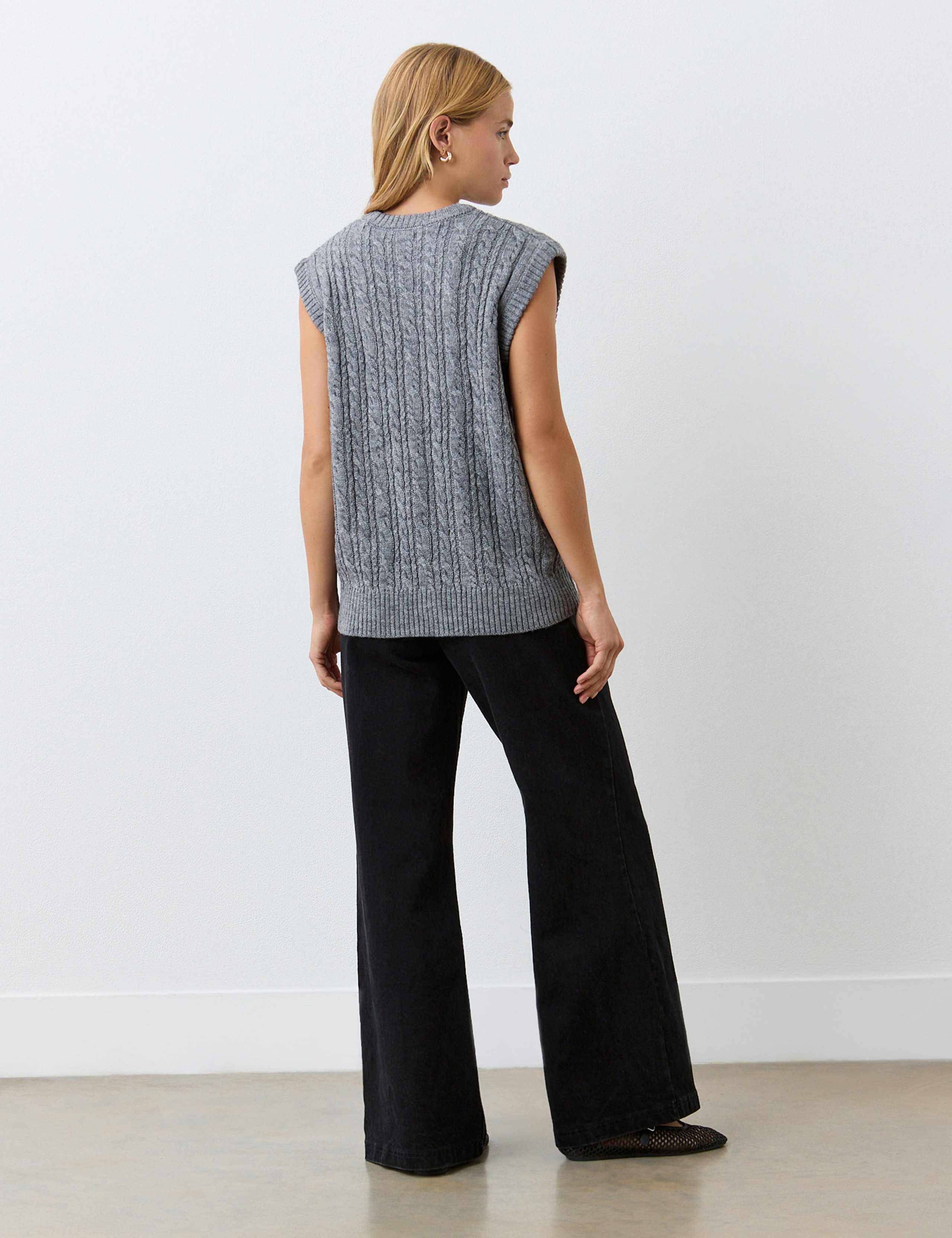 Cable Knit Crew Neck Split Hem Knitted Vest 3 of 4