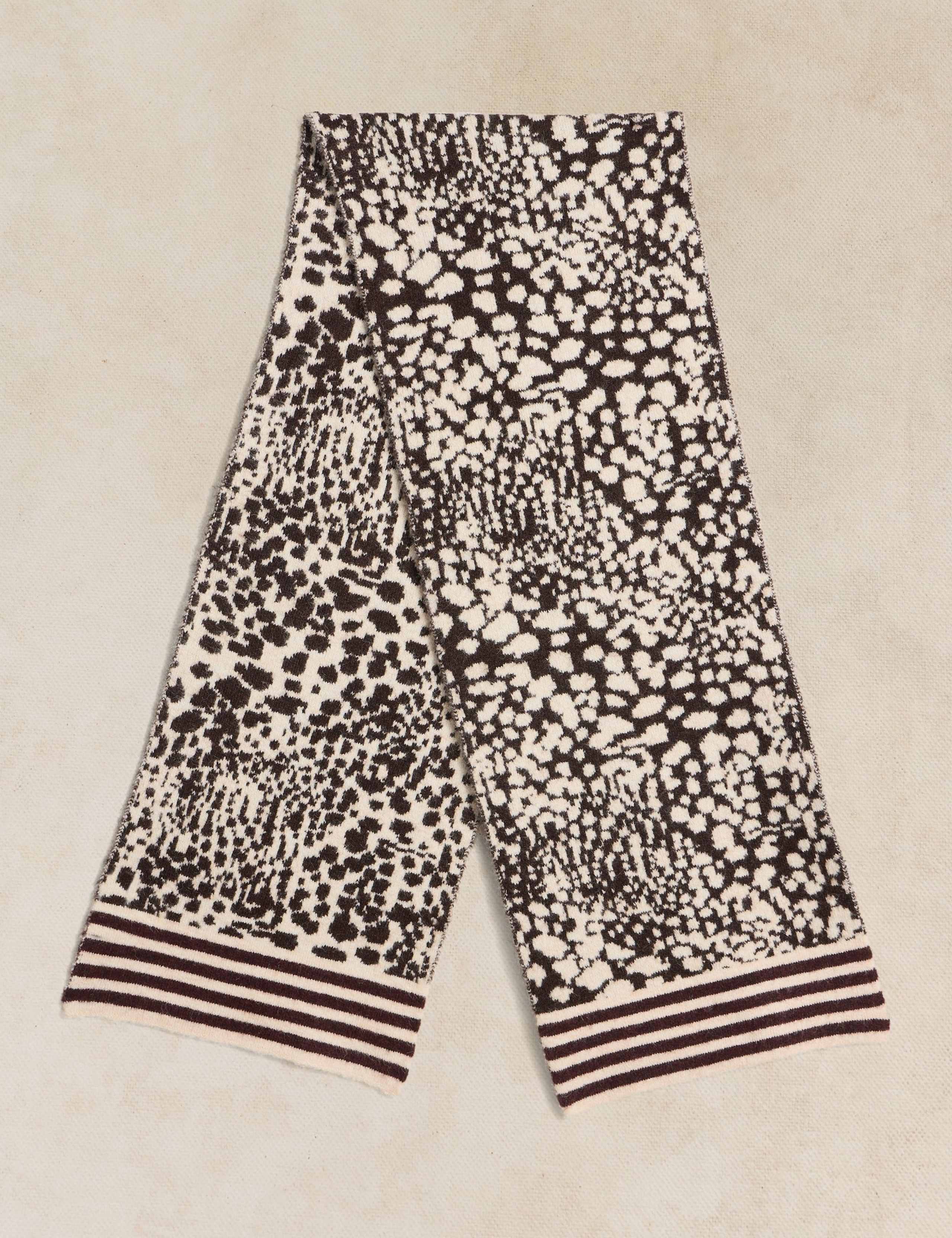 Jacquard Animal Scarf 2 of 3