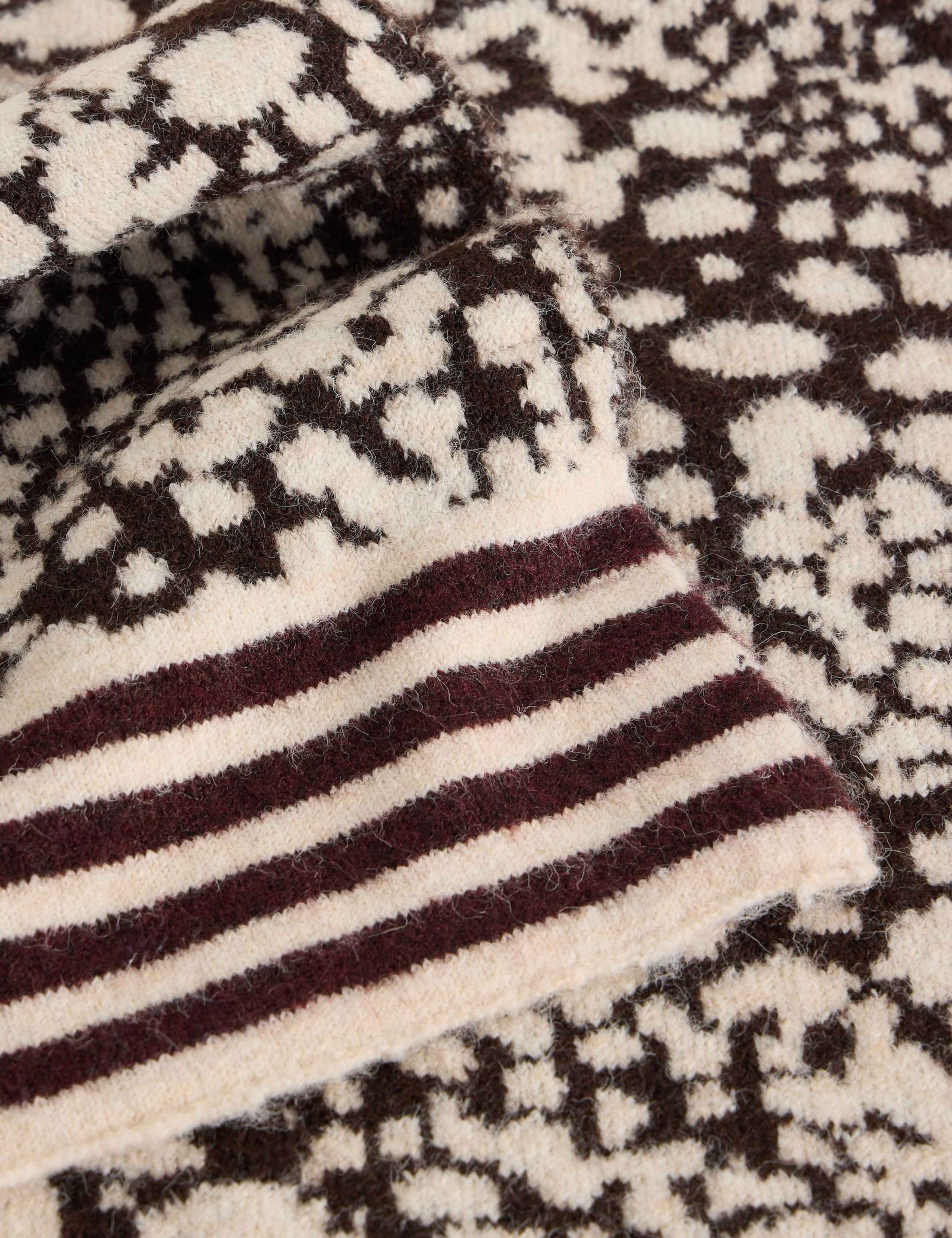 Jacquard Animal Scarf 3 of 3
