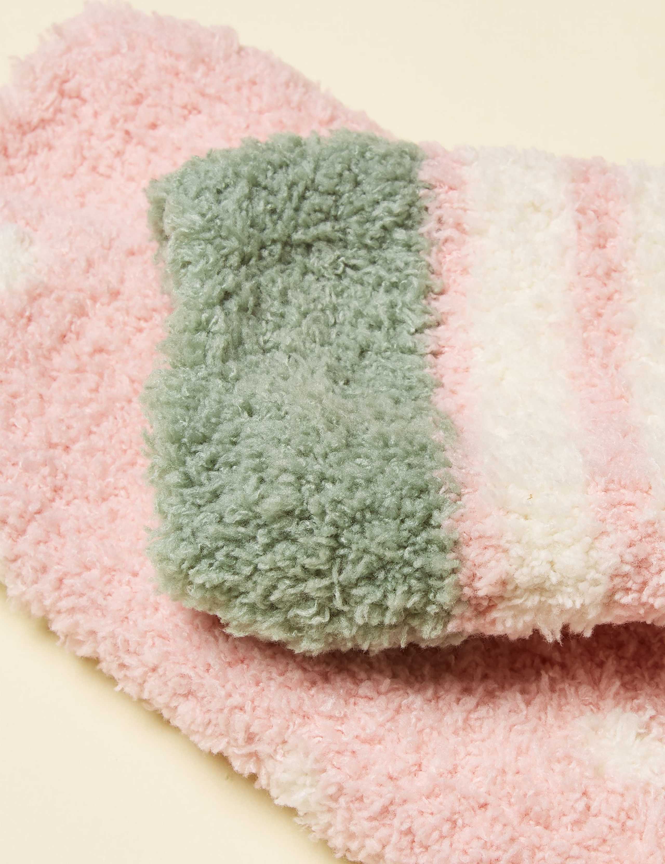 2pk Patterned Fluffy Socks 2 of 3