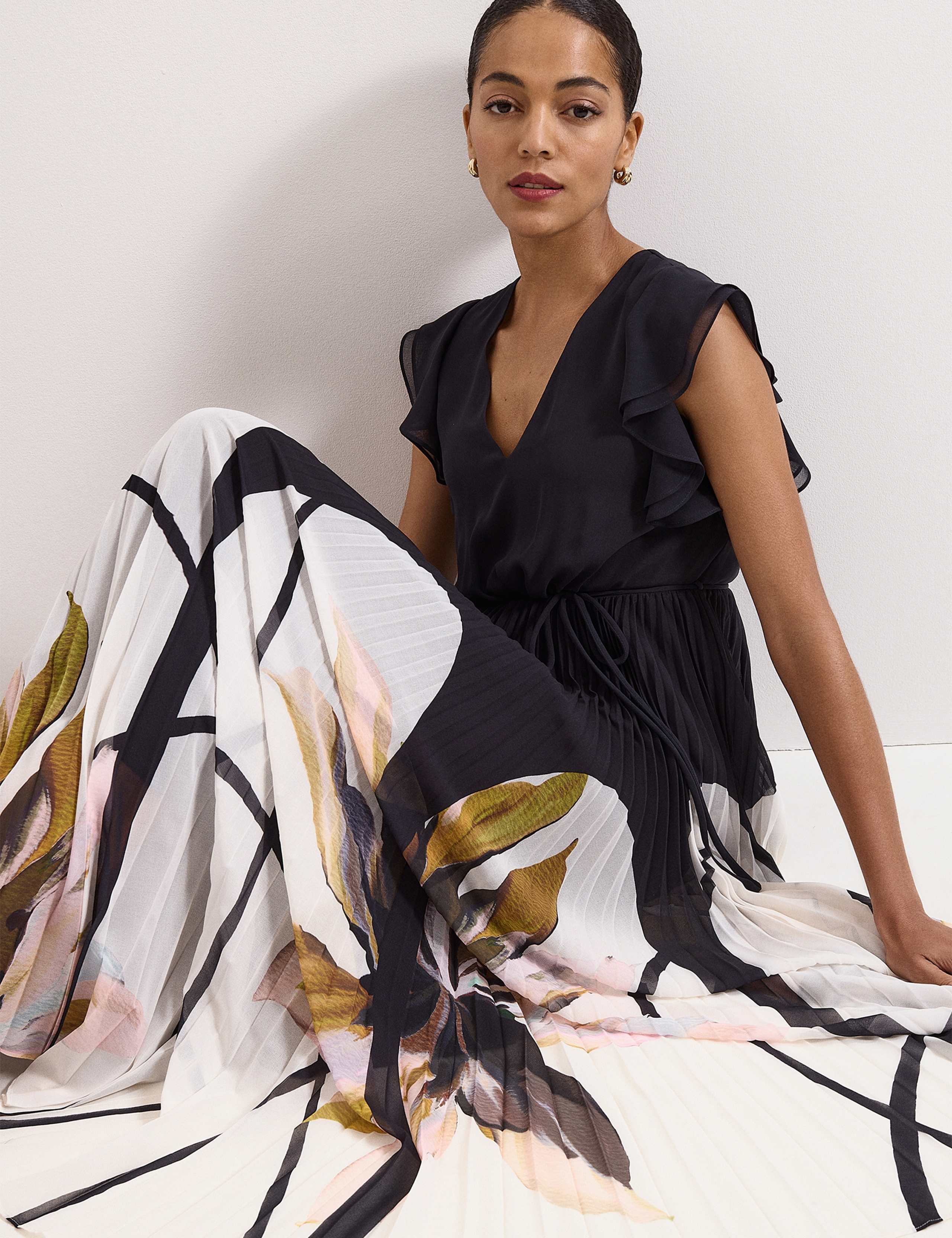 Floral V-Neck Pleated Maxi Waisted Dress 4 of 7