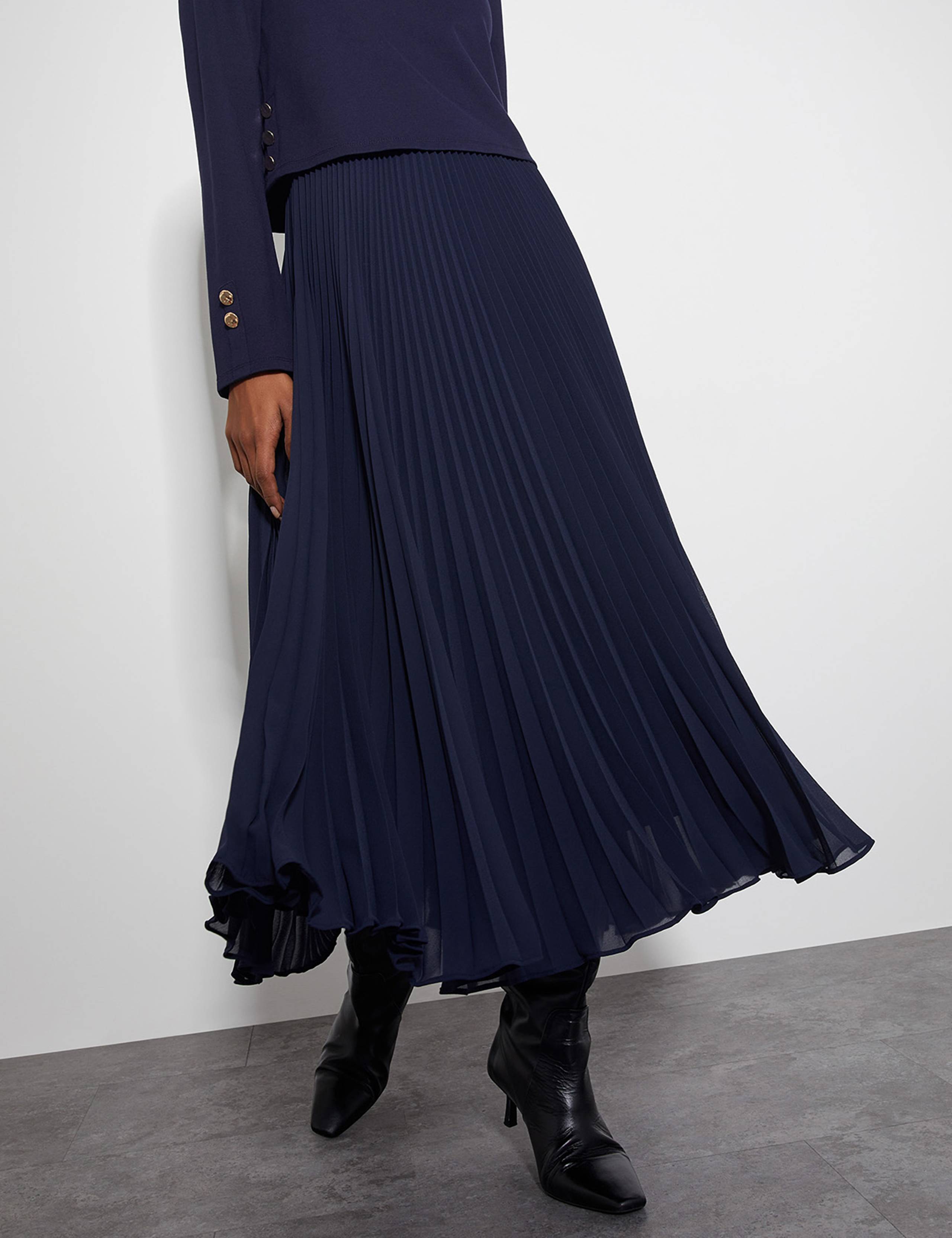 Round Neck Pleated Midi Dress 4 of 6