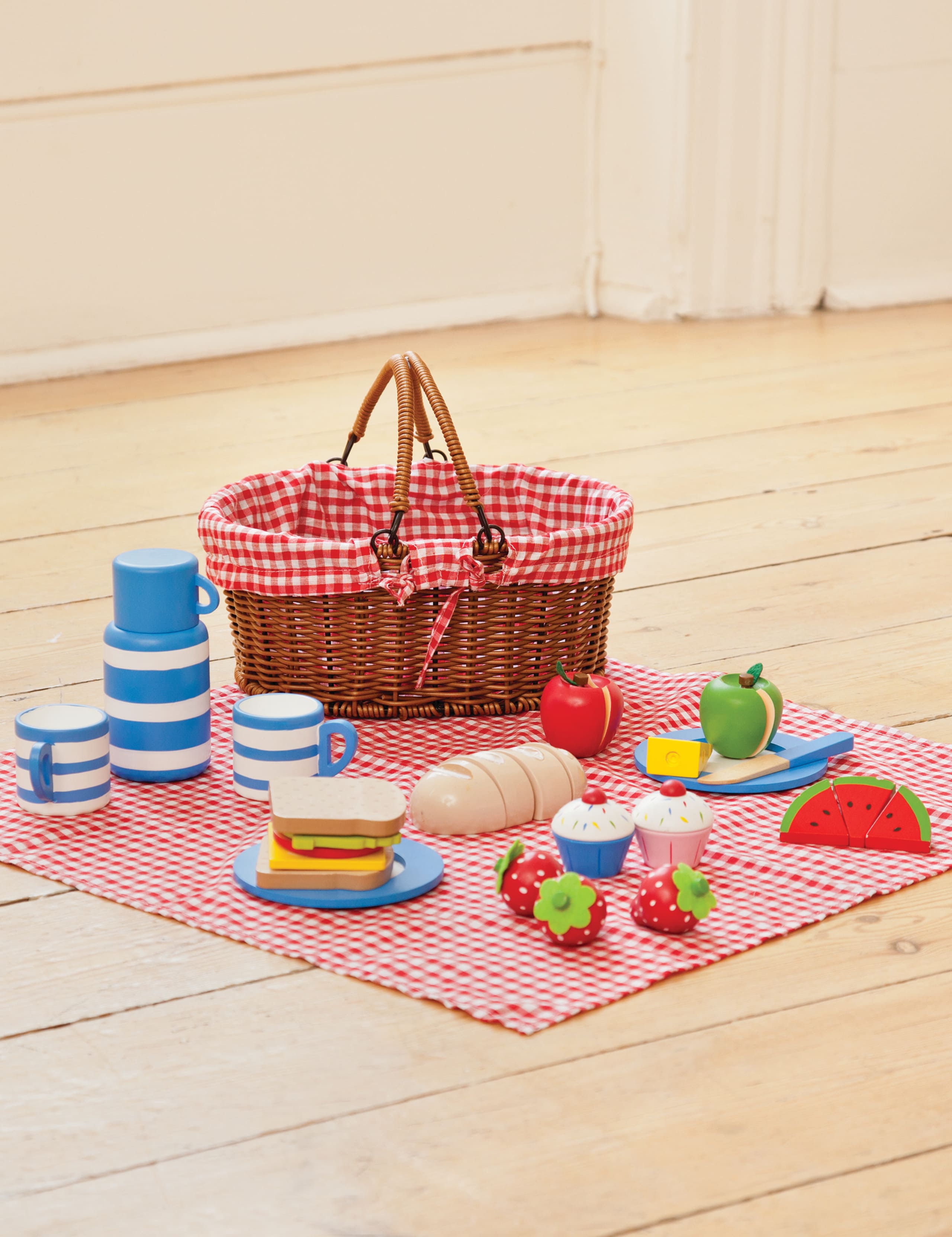 Picnic Basket with Wooden Food (3+ Yrs) 3 of 4