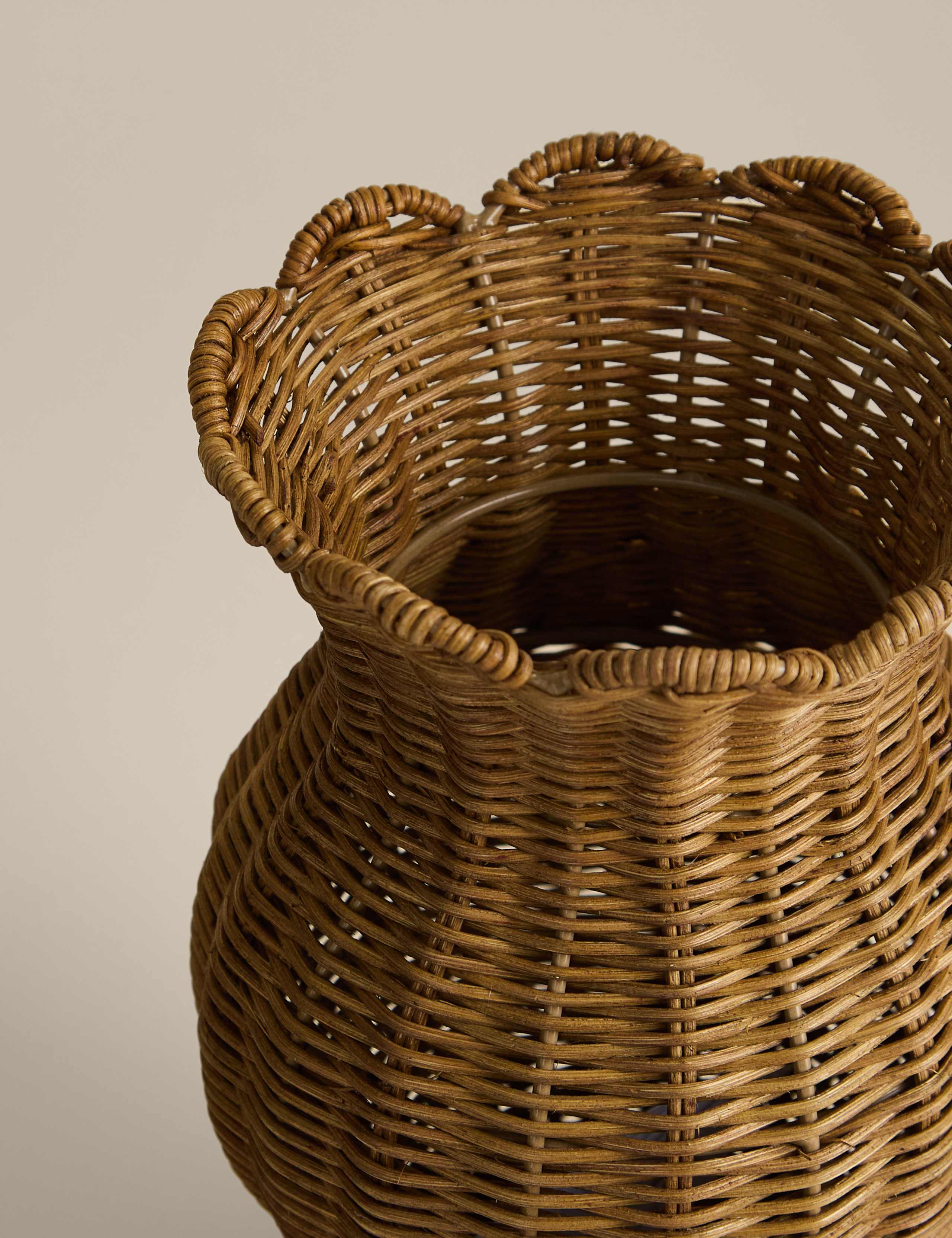 Wicker Scallop Vase 2 of 3