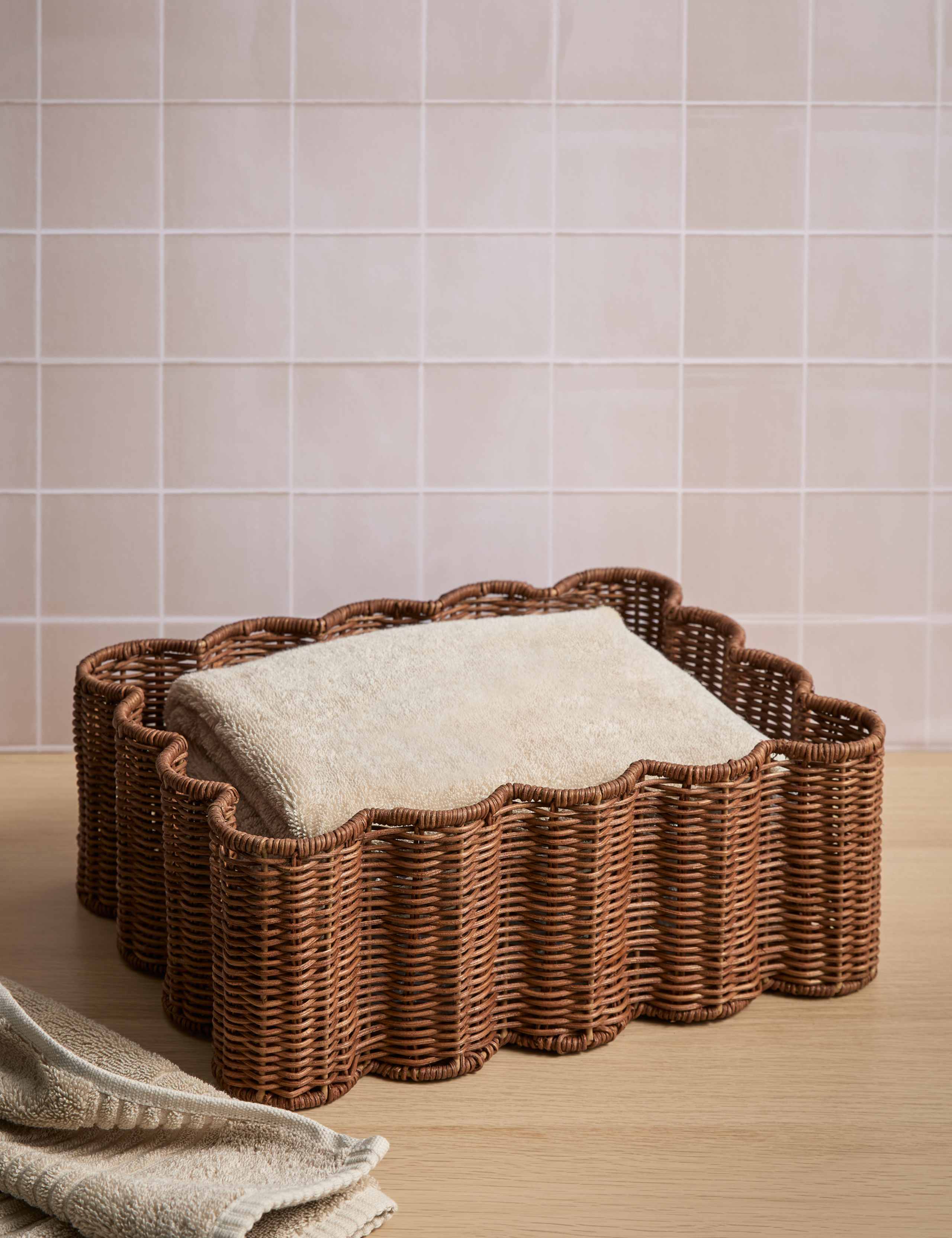 Medium Scalloped Rattan Tray 1 of 6