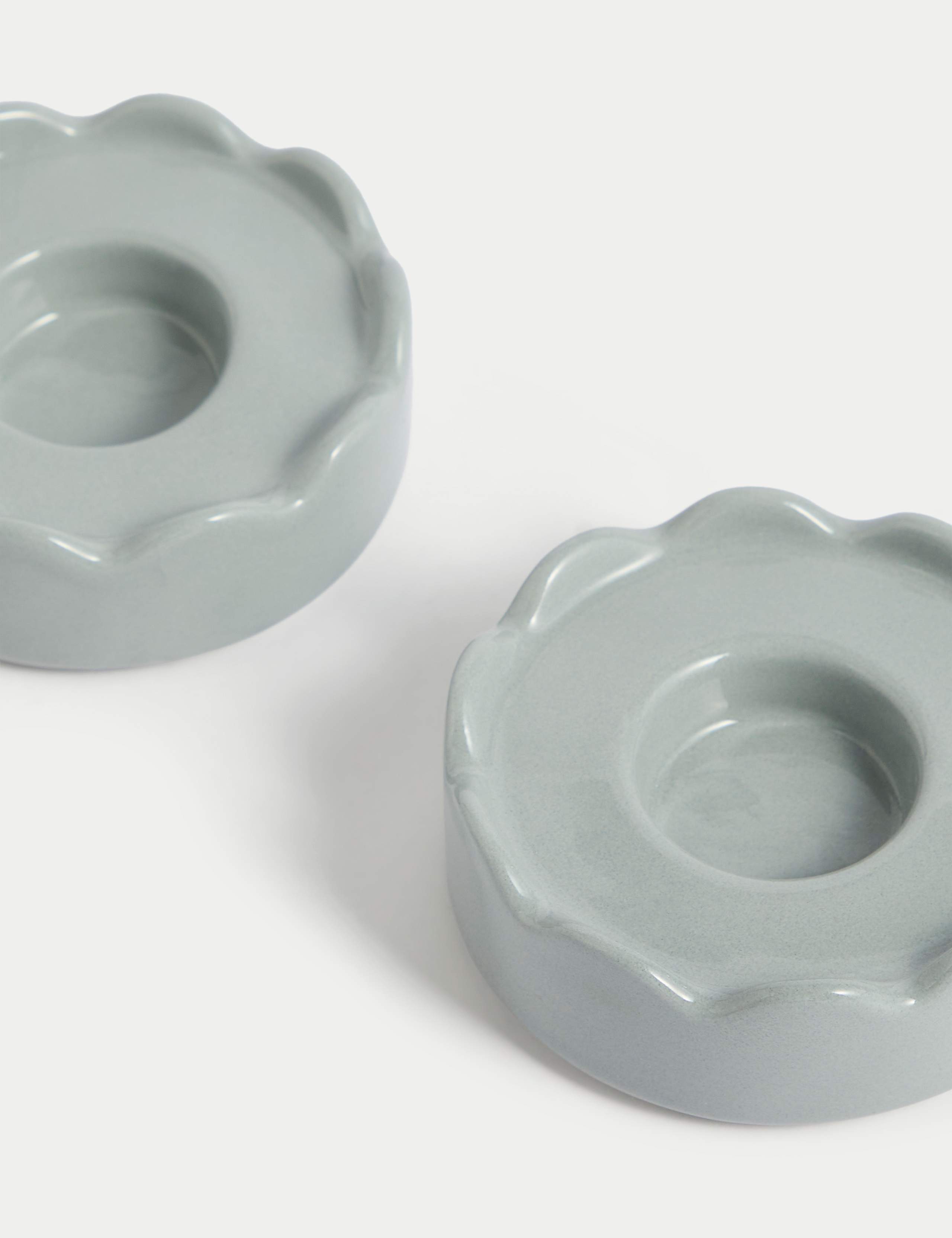 Set of 2 Scalloped Ceramic Tealight Holders 3 of 4