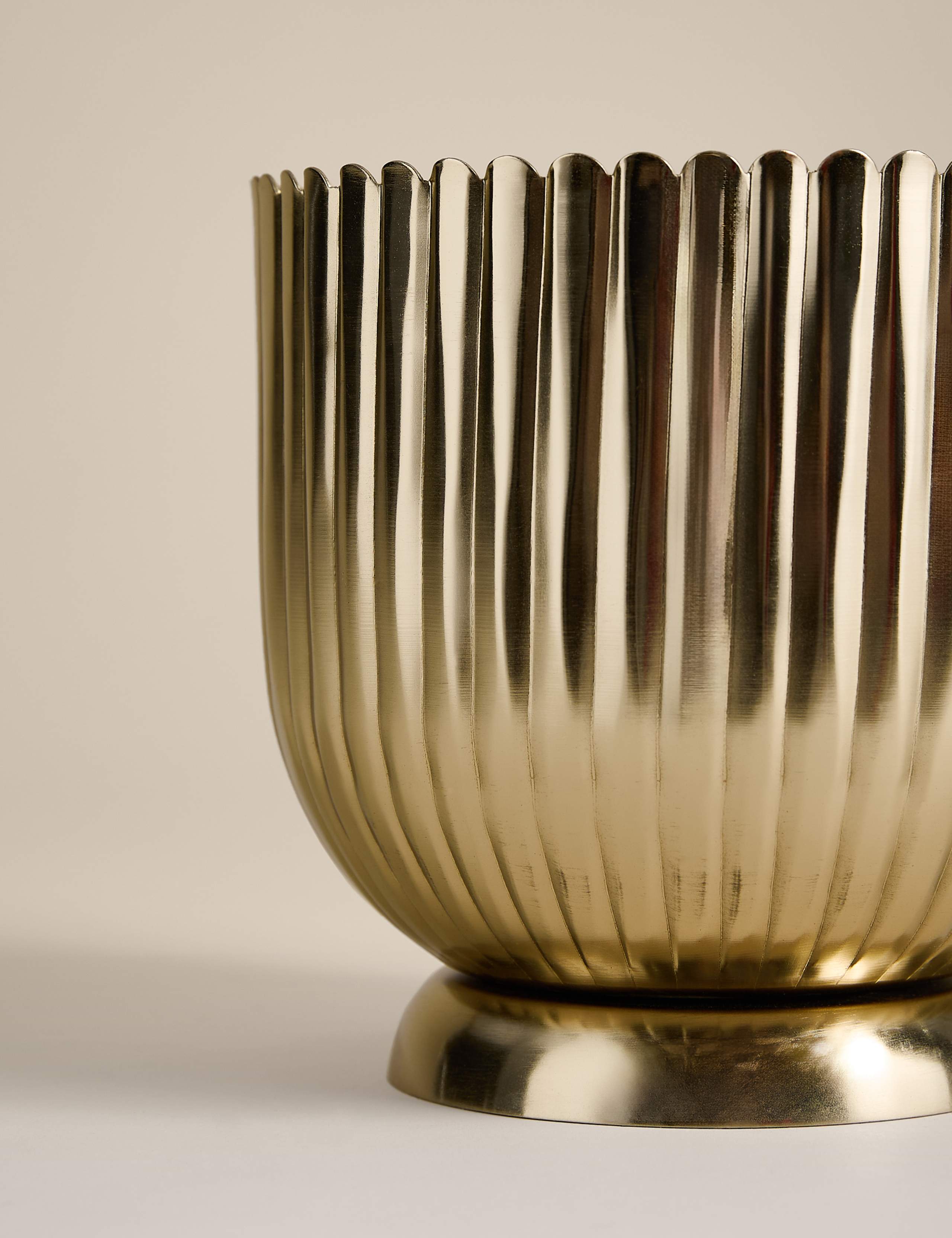 Scallop Metal Planter 2 of 3