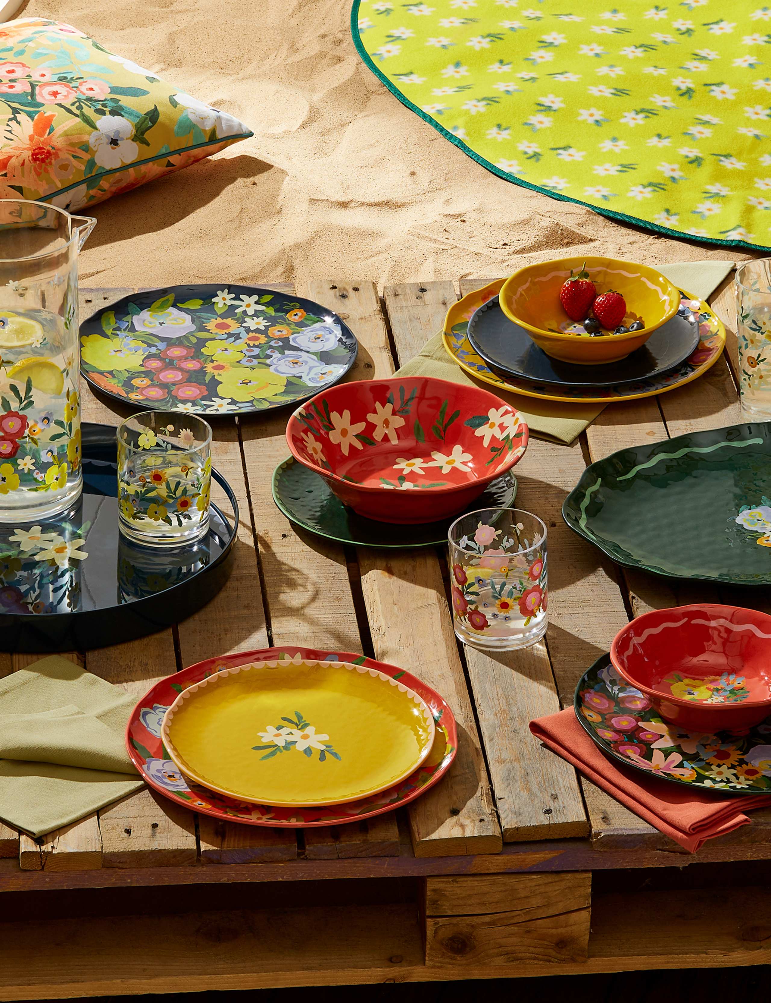 Expressive Floral Round Picnic Tray 4 of 4