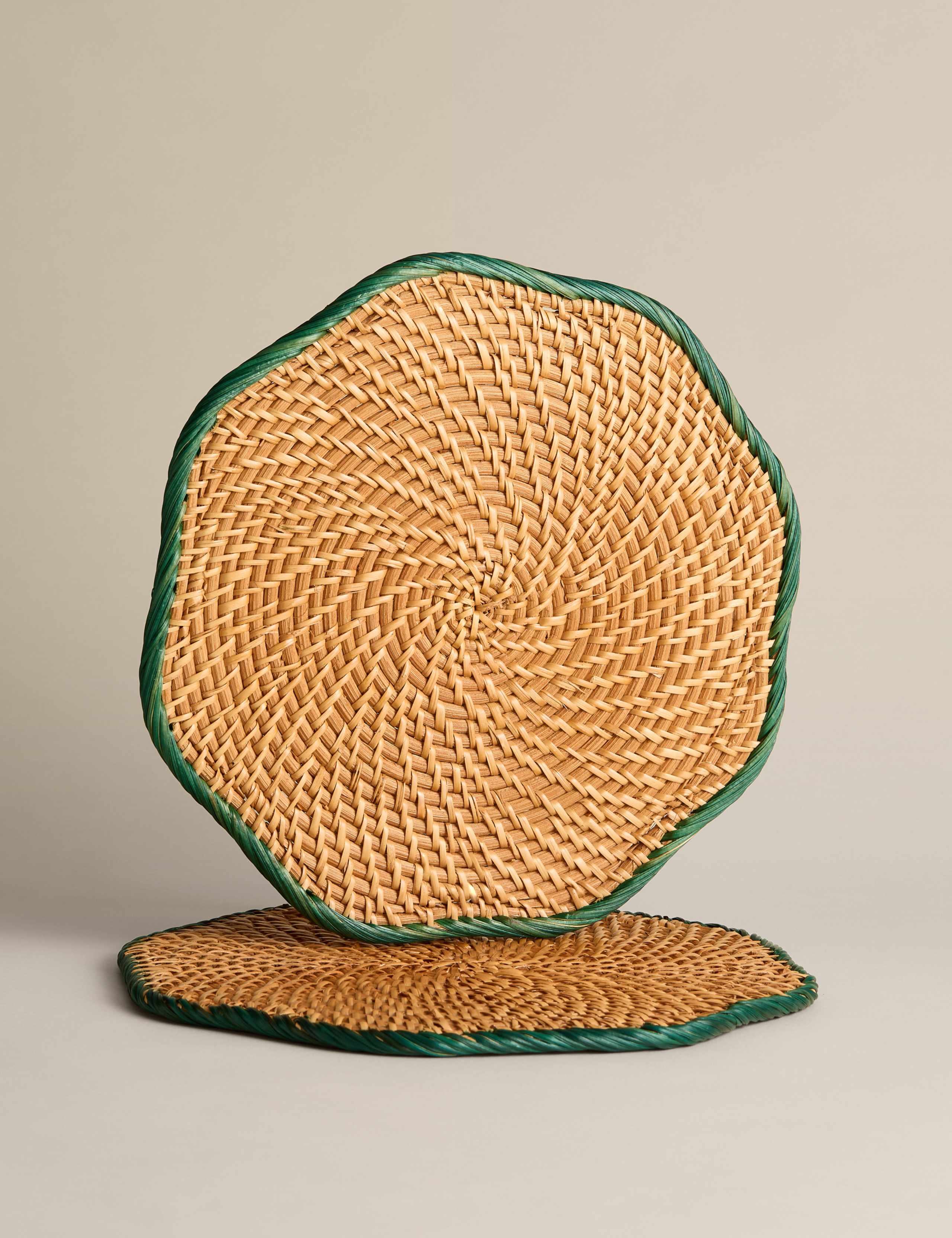 Set of 2 Rattan Scallop Placemats 2 of 5