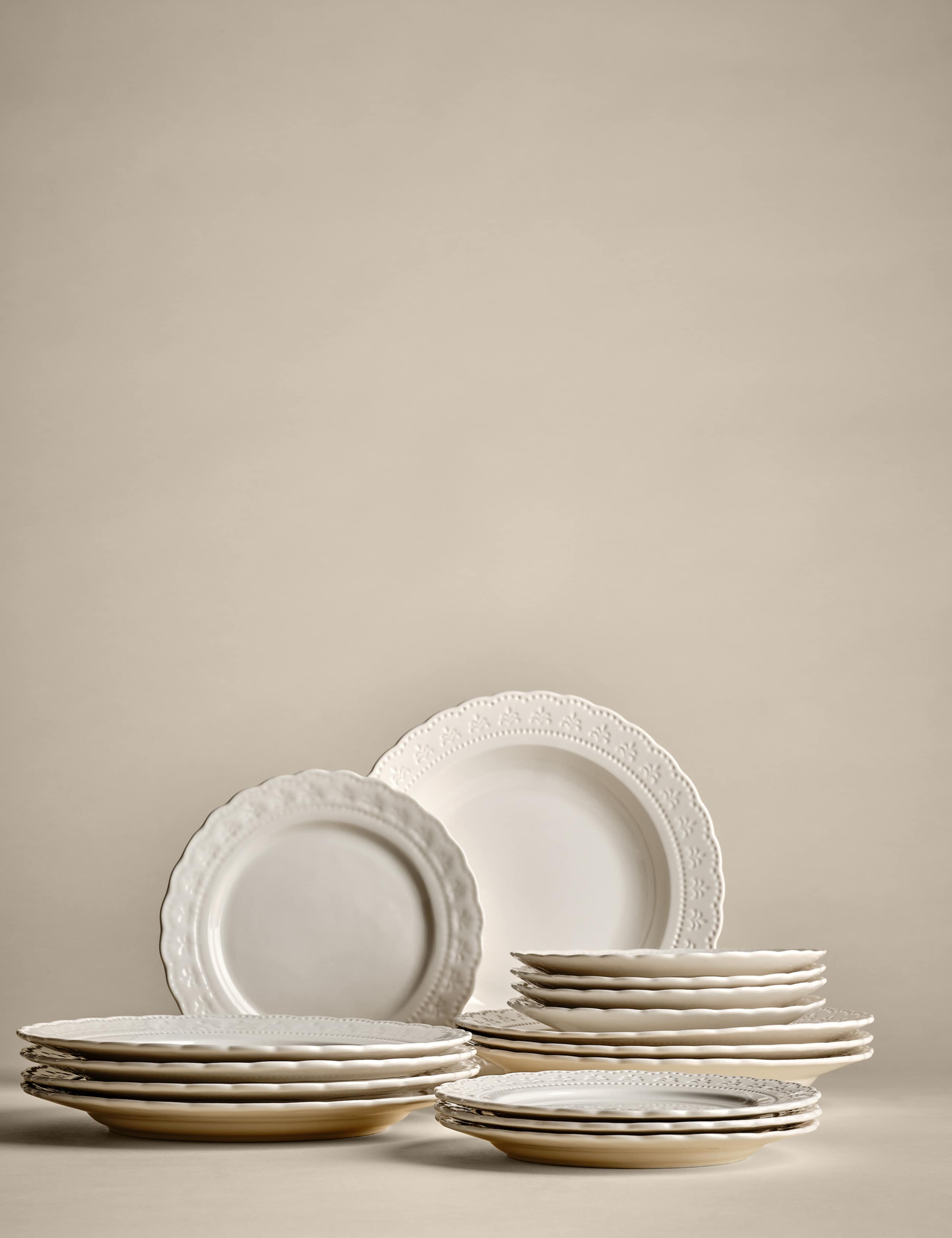 16 Piece Vintage Dinner Set 2 of 6