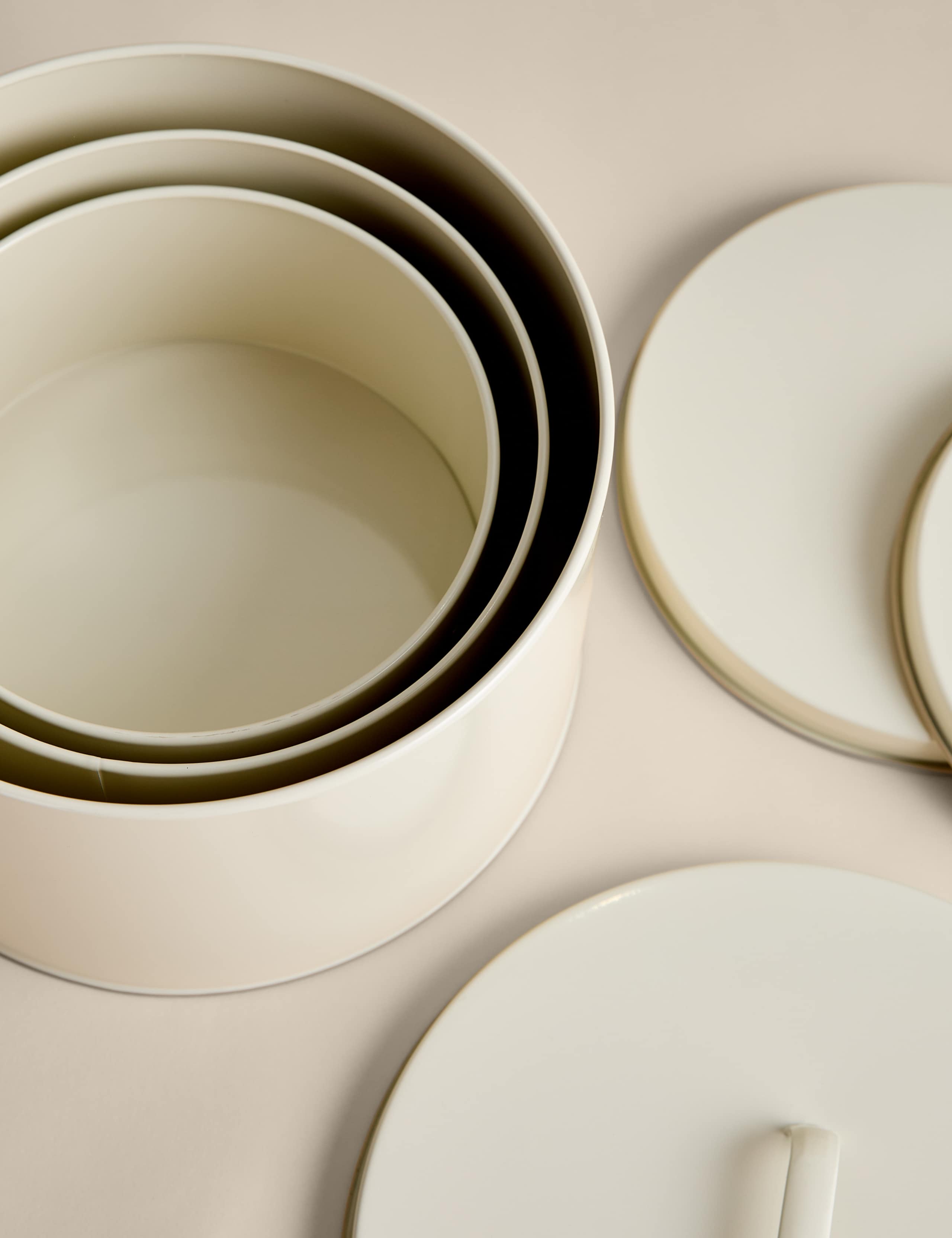 Set of 3 Metal Cake Tins 3 of 4