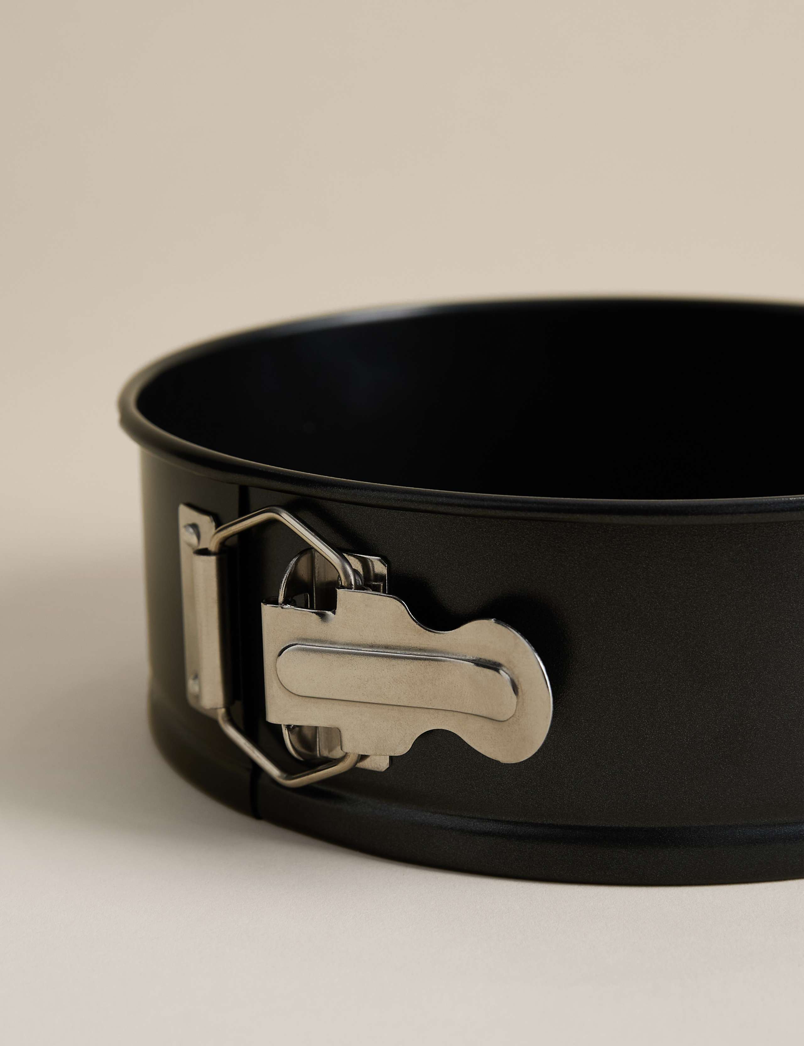 Carbon Steel 8" Springform Cake Tin 2 of 3