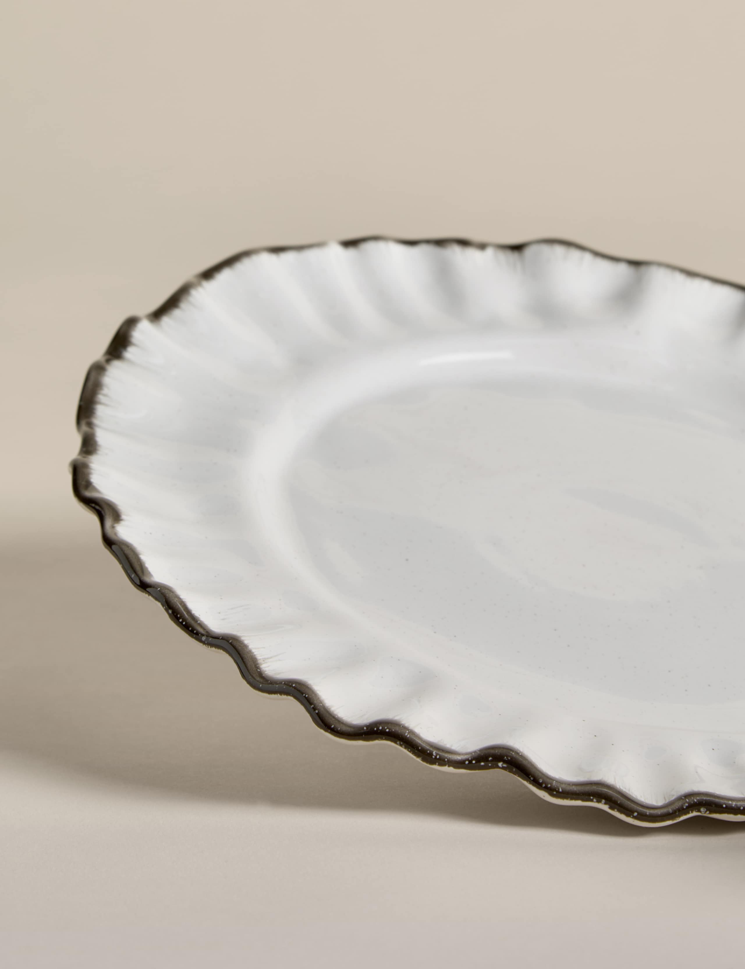 Ruffle Dinner Plate 2 of 3