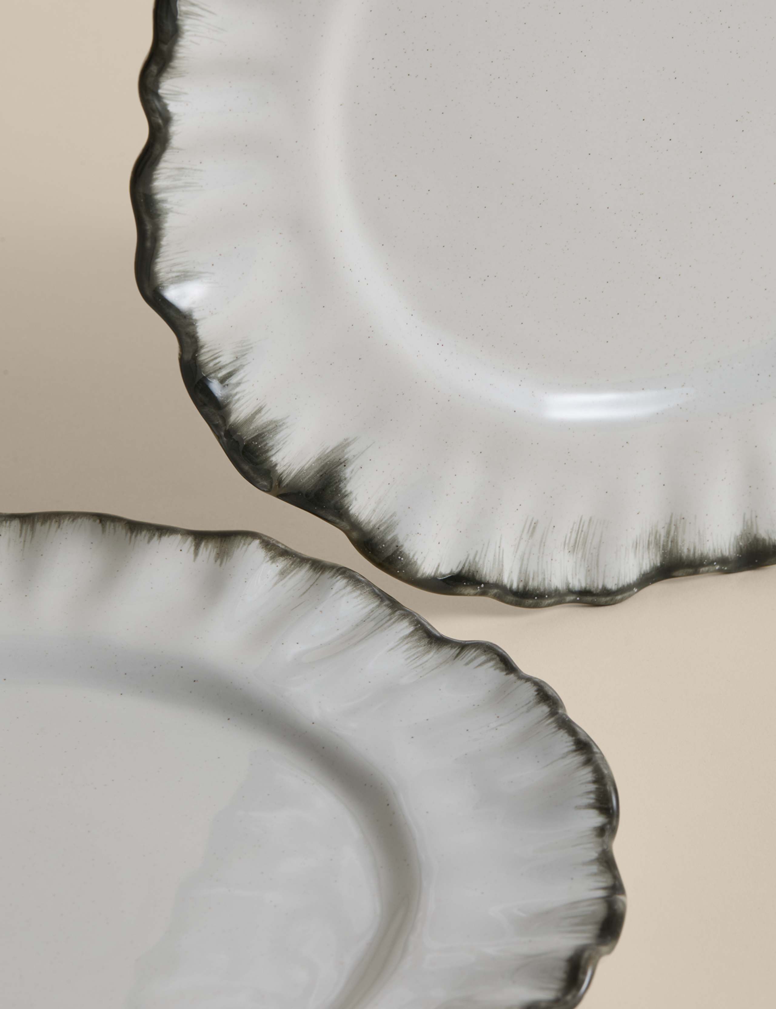 Set of 4 Ruffle Stoneware Dinner Plates 3 of 4