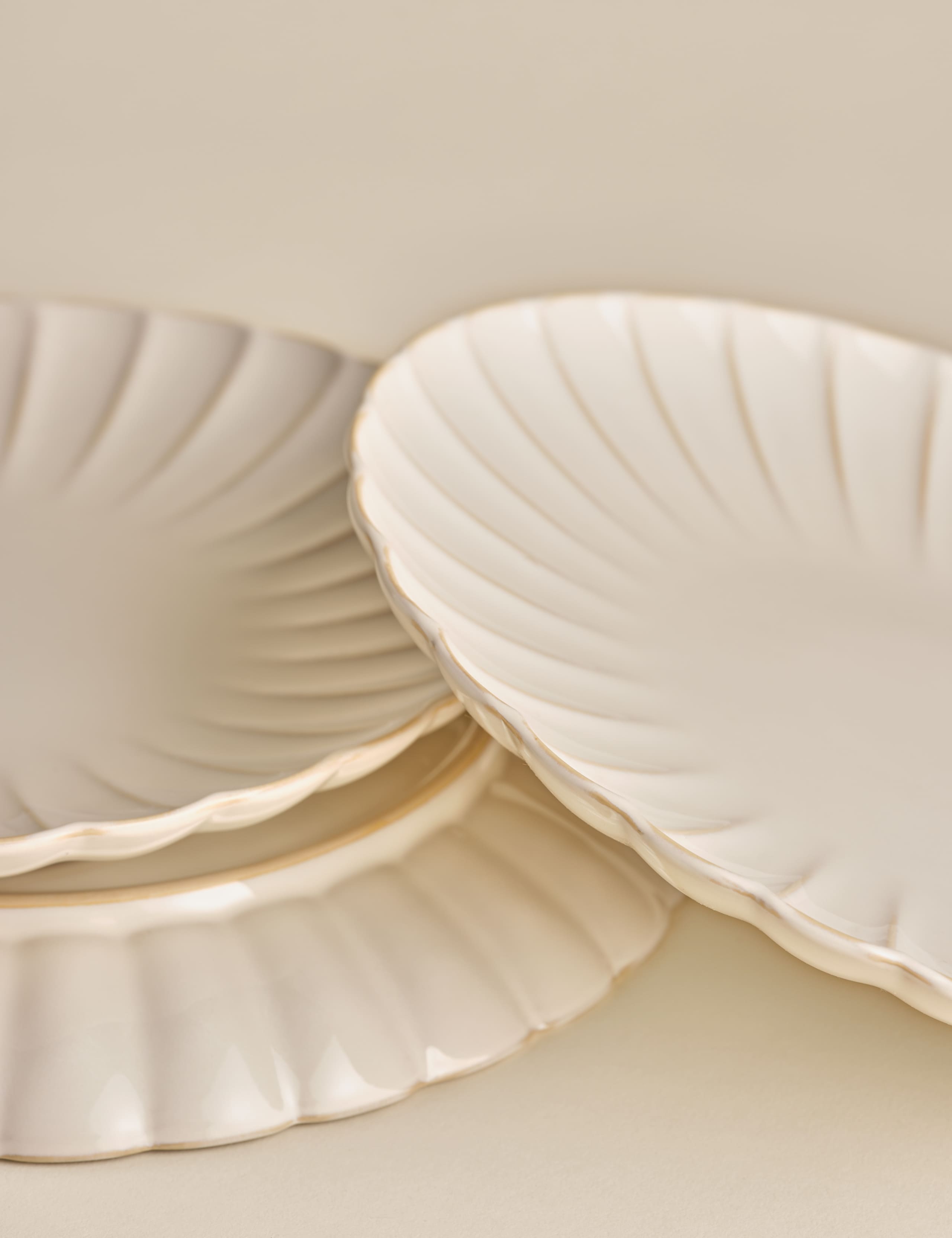 Set of 4 Scalloped Dinner Plates 3 of 7