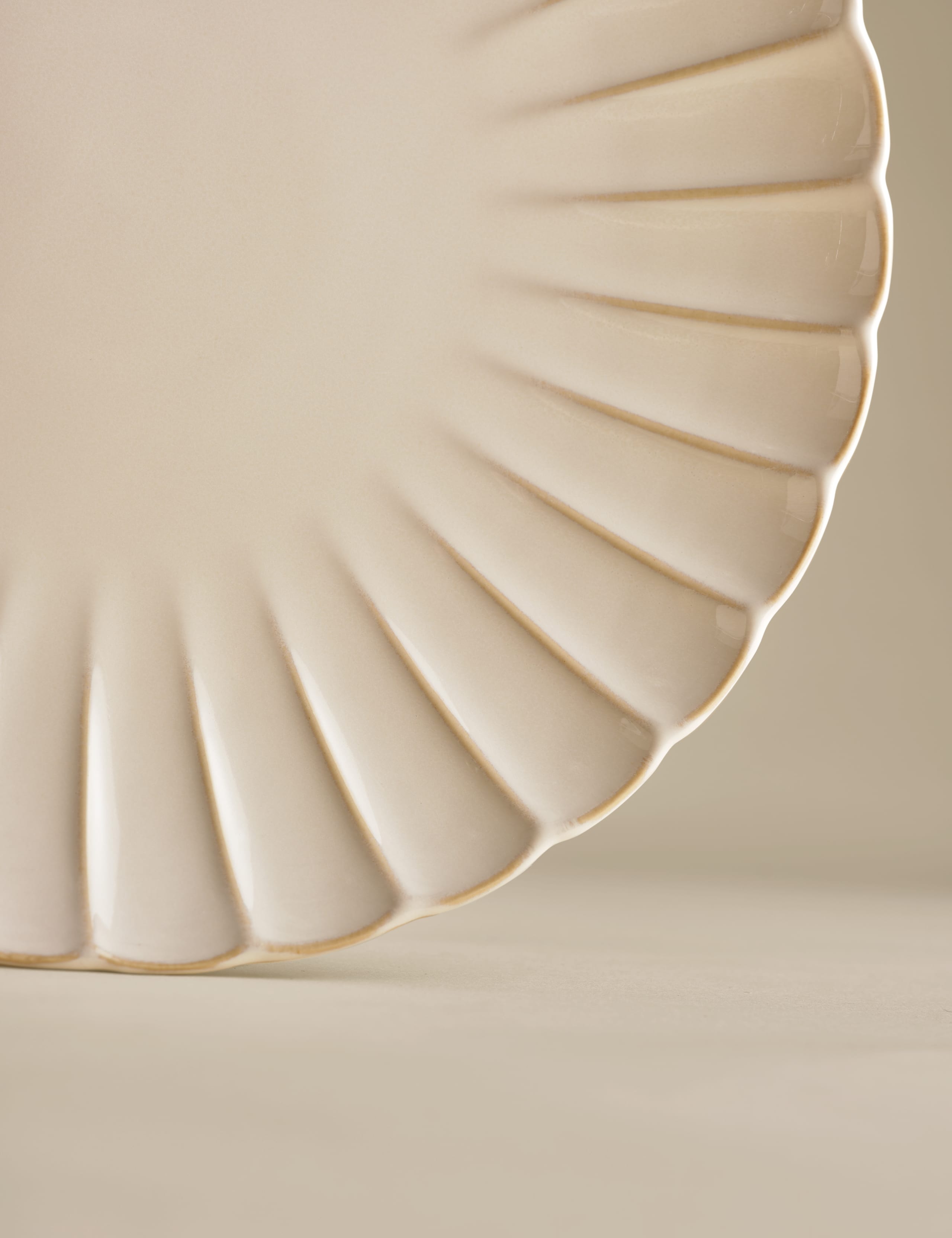 Set of 4 Scalloped Dinner Plates 4 of 7