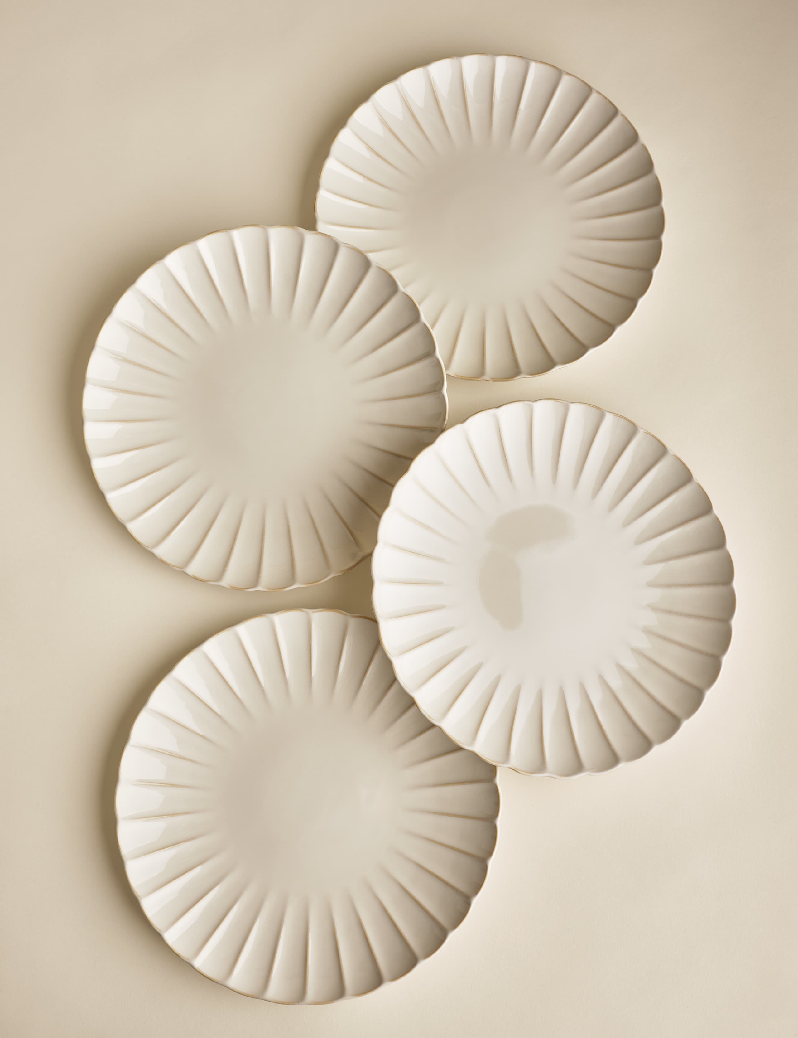 Set of 4 Scalloped Dinner Plates 5 of 7