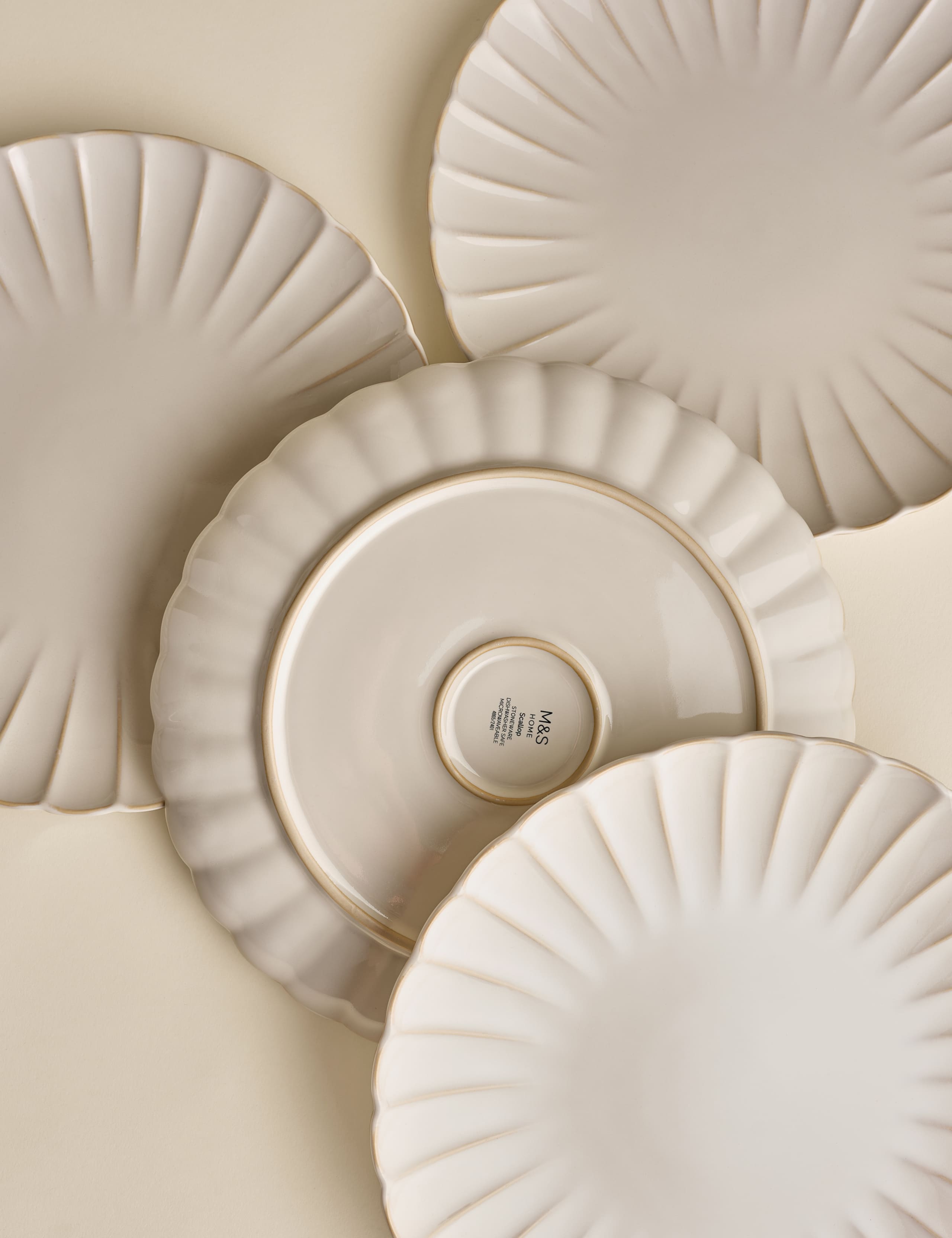 Set of 4 Scalloped Dinner Plates 6 of 7