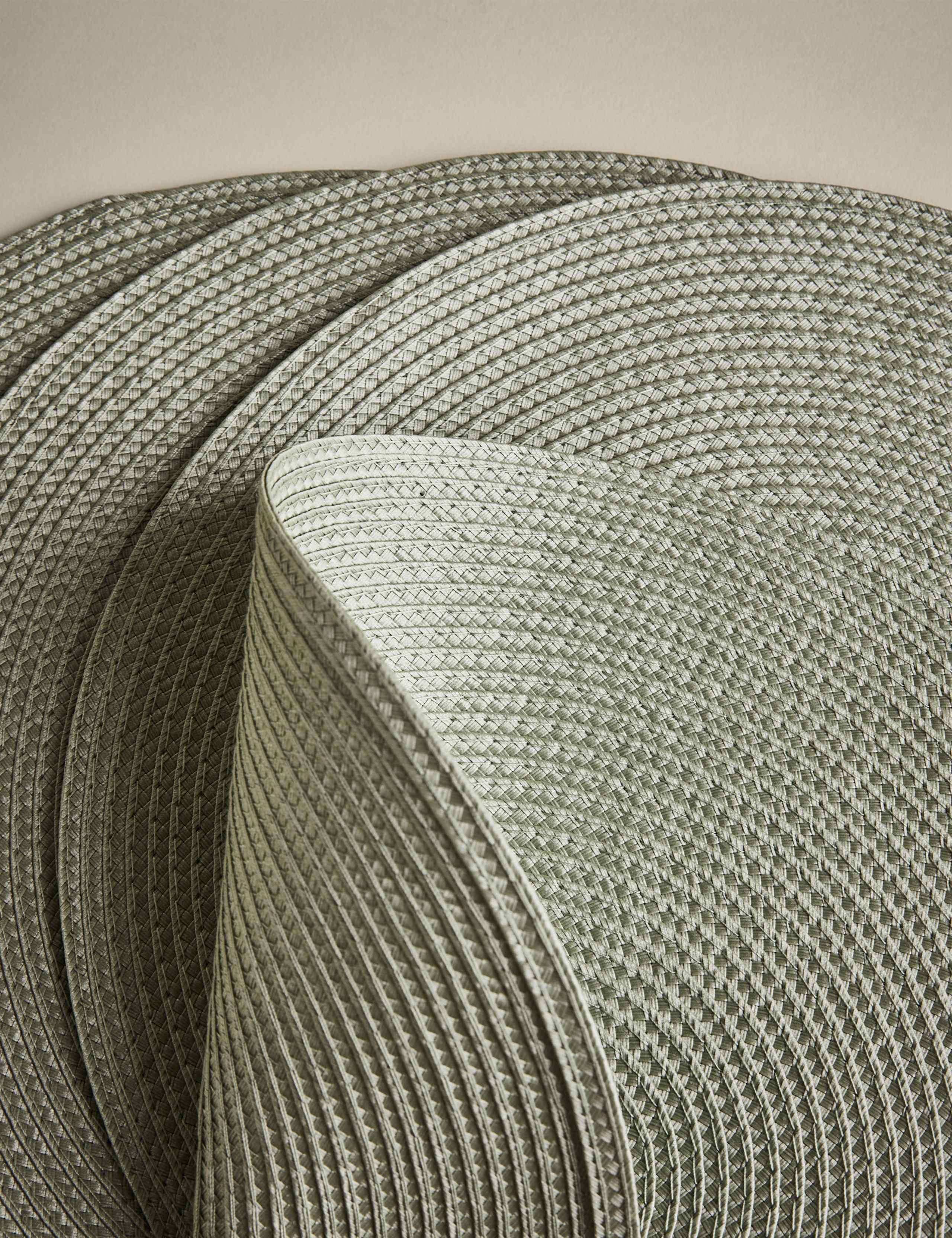 Set of 4 Round Woven Placemats 4 of 4
