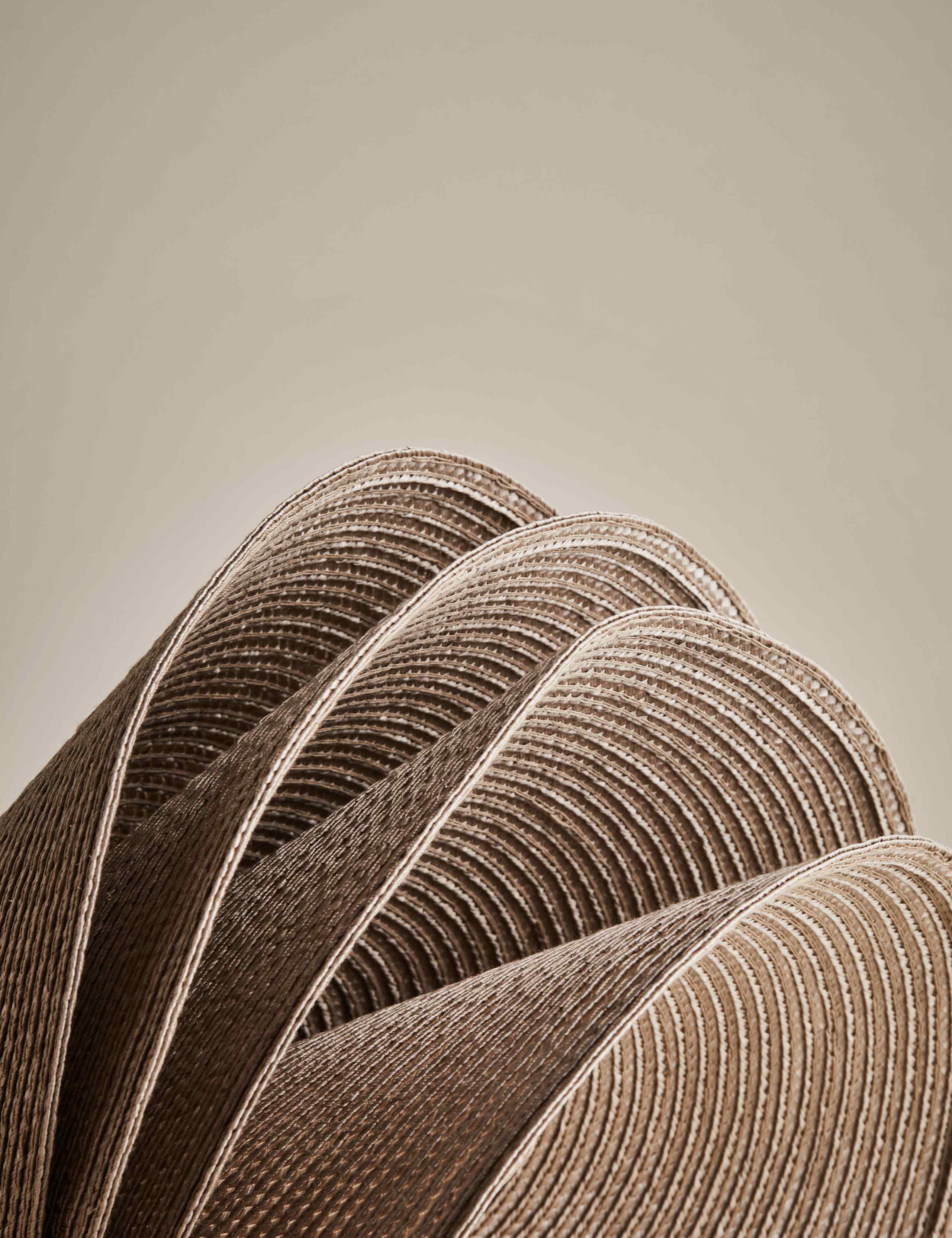 Set of 4 Round Woven Placemats 3 of 4